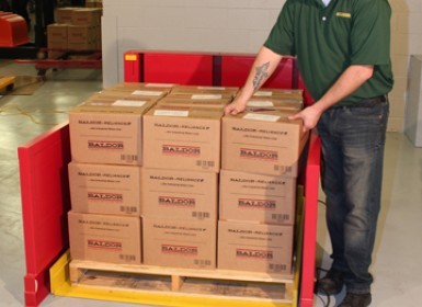 Roll-On Level Loader can be fed with a hand pallet truck