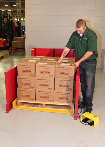 Roll-On Level Loader can be fed with a hand pallet truck