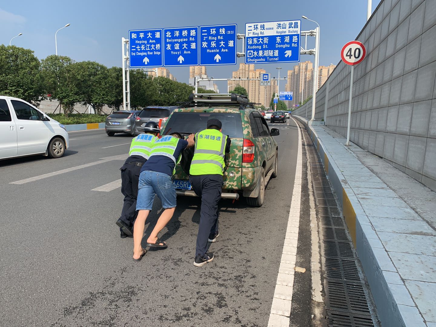 高溫車輛連“中暑”,隧道救援忙不停 高溫車輛連“中暑”,隧道救援忙不停