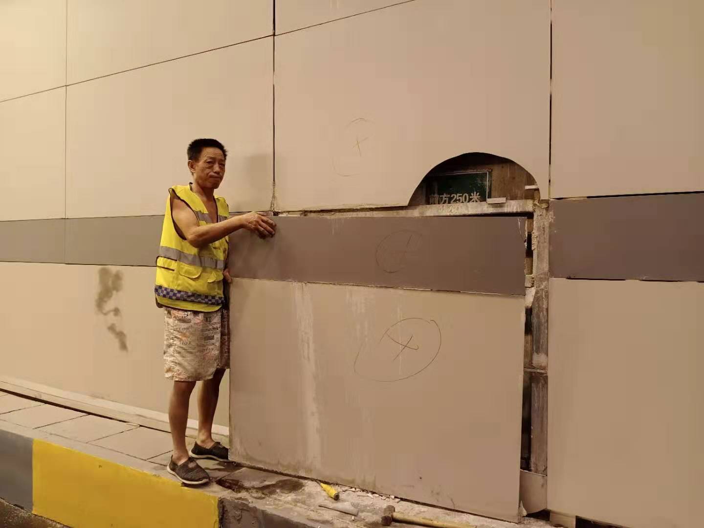 挑燈夜戰(zhàn)搶工期 煥然一新迎軍運-運營公司東湖隧道項目部開展陶瓷薄板維修工作 挑燈夜戰(zhàn)搶工期 煥然一新迎軍運-運營公司東湖隧道項目部開展陶瓷薄板維修工作