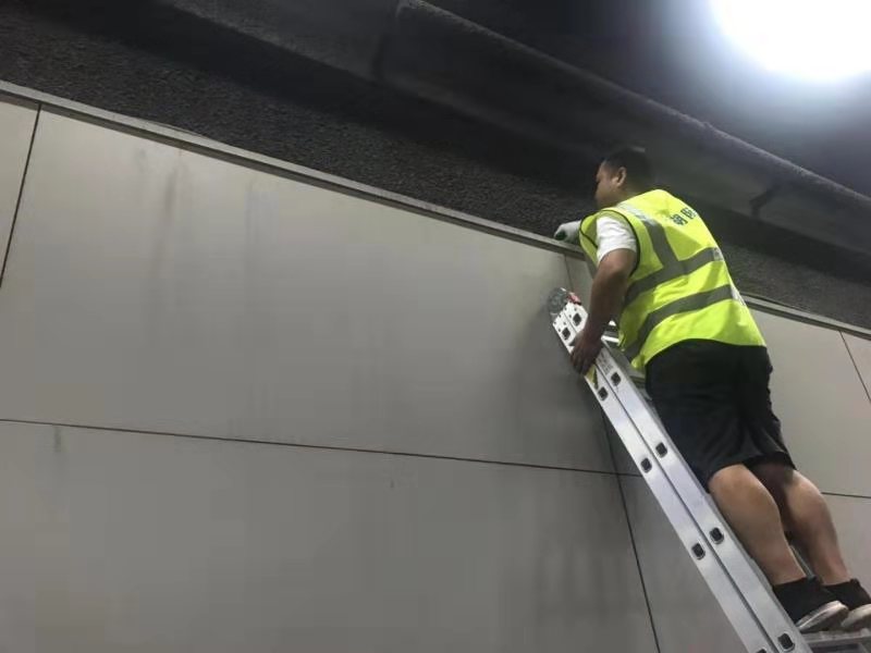挑燈夜戰(zhàn)搶工期 煥然一新迎軍運-運營公司東湖隧道項目部開展陶瓷薄板維修工作 挑燈夜戰(zhàn)搶工期 煥然一新迎軍運-運營公司東湖隧道項目部開展陶瓷薄板維修工作