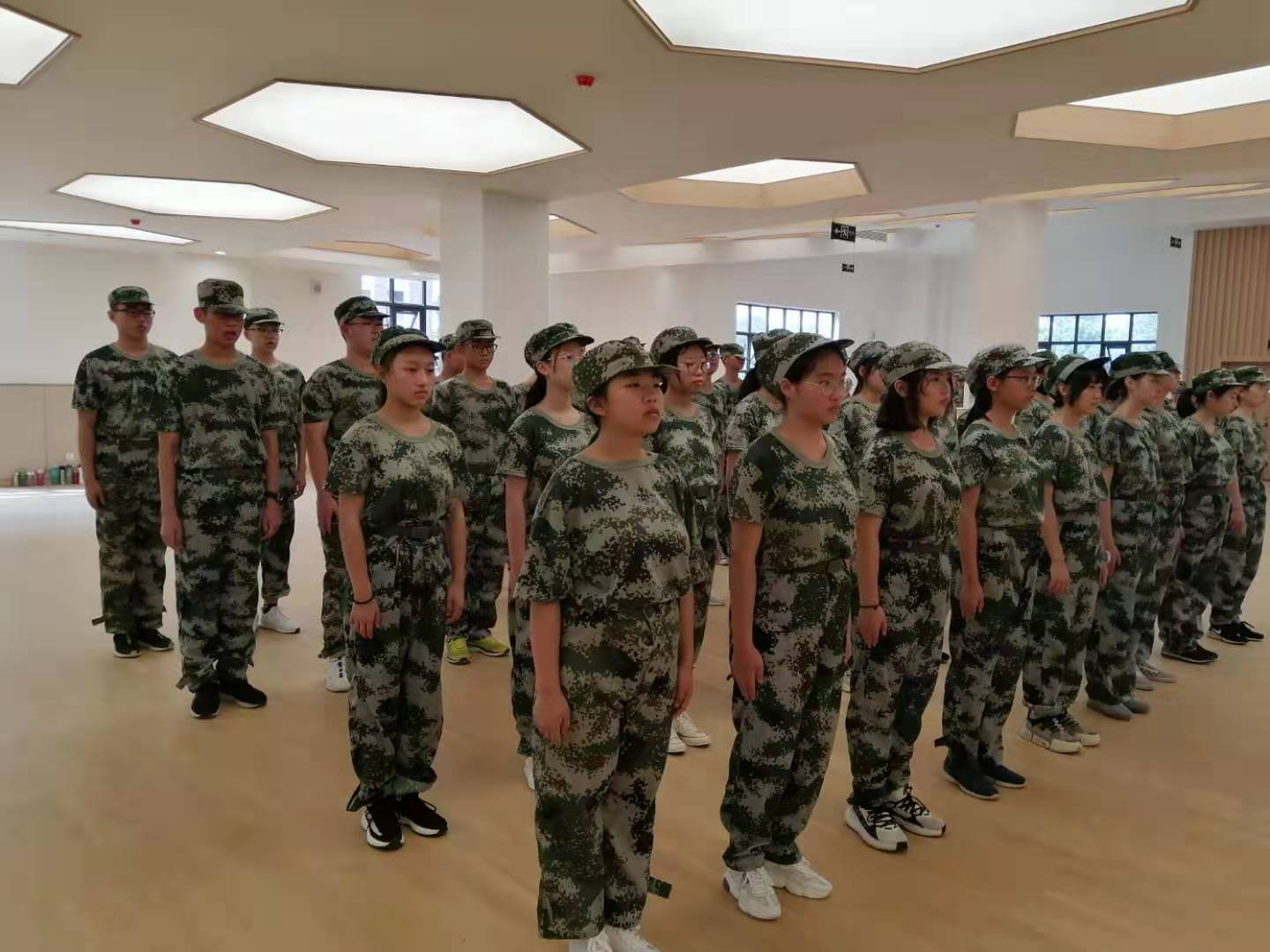骄阳似火,青春如歌——军训纪实之一 骄阳似火,青春如歌——军训纪实之一