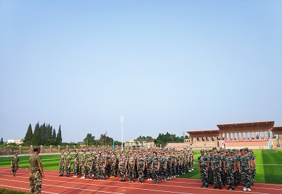 骄阳似火,青春如歌——军训纪实篇第一天 骄阳似火,青春如歌——军训纪实篇第一天