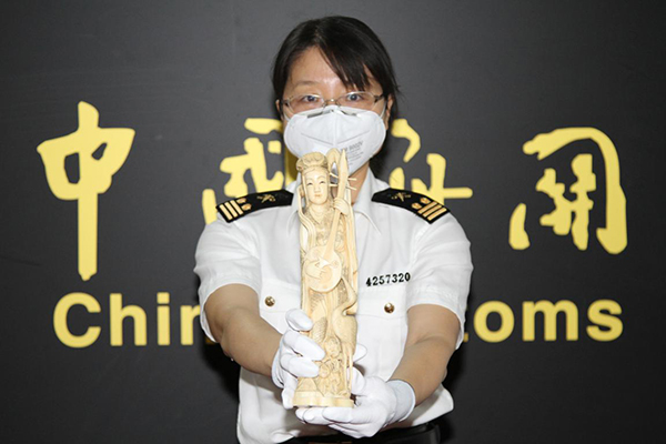青岛邮局海关查获象牙雕刻件