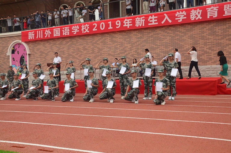 新川外国语学校军训汇演
