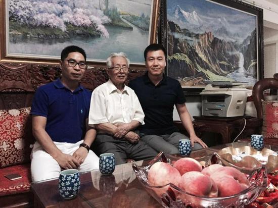 雅得艺术与朱曜奎先生共同签署合作协议(左起:雅得文化艺术品交易平台CEO赵文耀、艺术家朱曜奎教授、雅得文化艺术品交易平台运营总裁金佳斌)