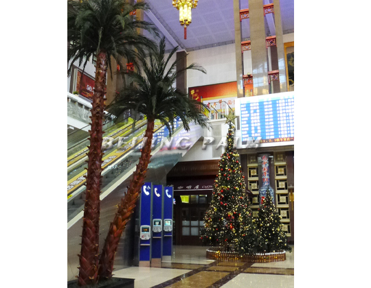 The golden Christmas tree at Beijing Railway Station is to celebrate Christmas day in 2011. The golden Christmas tree at Beijing Railway Station is to celebrate Christmas day in 2011.