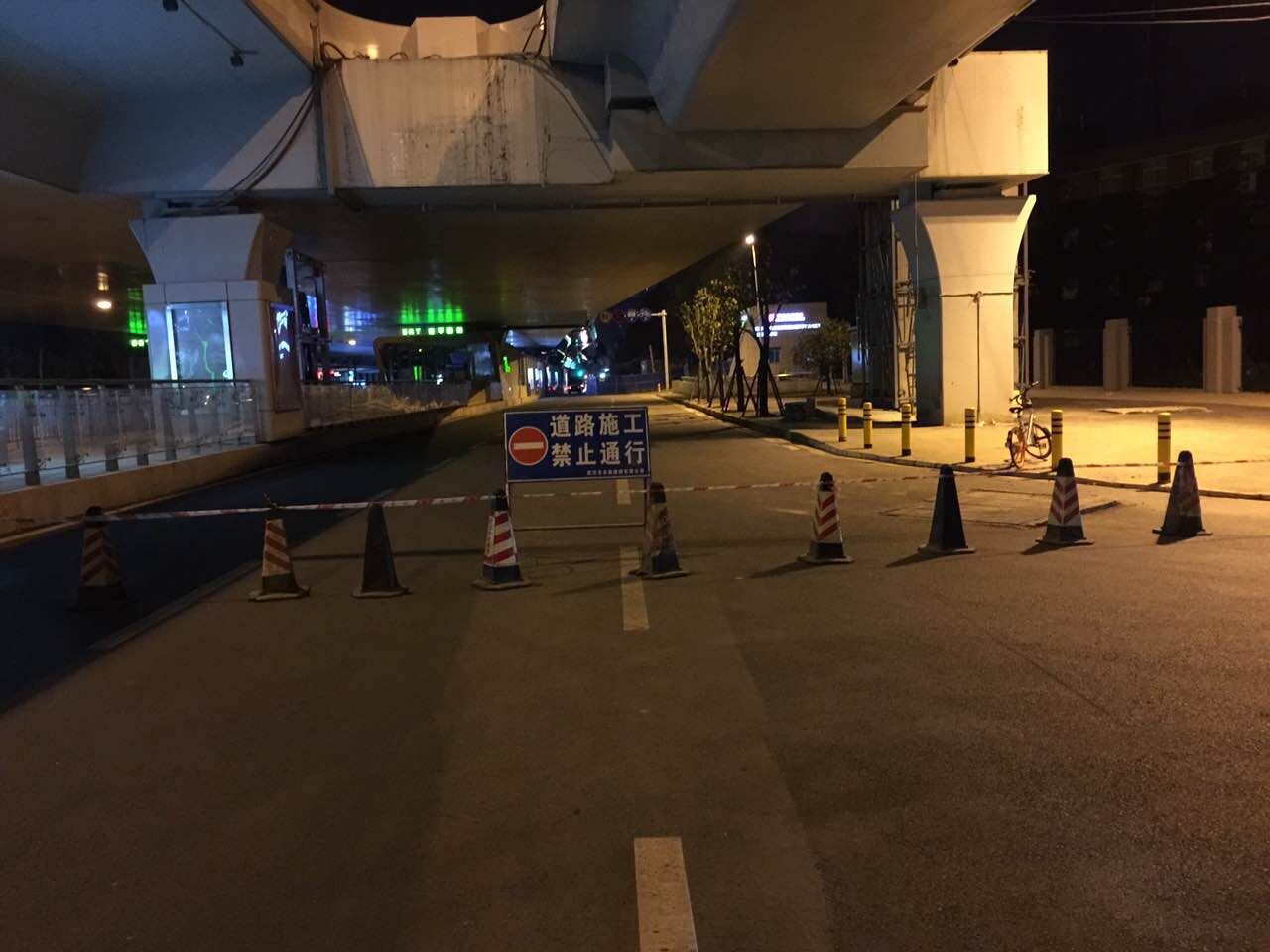 雄楚大街項目部連續(xù)“挑燈夜戰(zhàn)”，保證施工進度