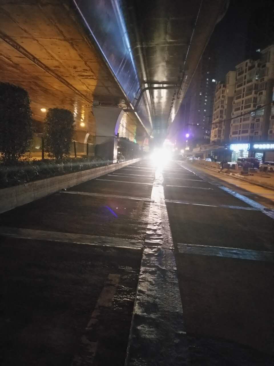 雄楚大街項目部連續(xù)“挑燈夜戰(zhàn)”，保證施工進度