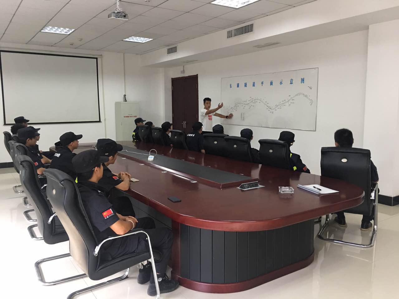 路面公司東湖隧道項目部組織安保業(yè)務(wù)技能培訓(xùn) 路面公司東湖隧道項目部組織安保業(yè)務(wù)技能培訓(xùn)