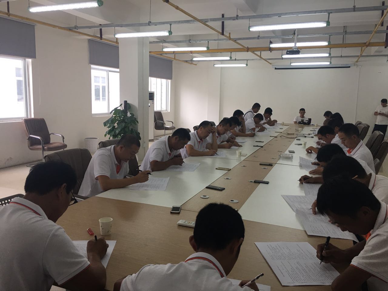 路面公司組織設(shè)備操作人員進(jìn)行公司規(guī)章制度考試 路面公司組織設(shè)備操作人員進(jìn)行公司規(guī)章制度考試