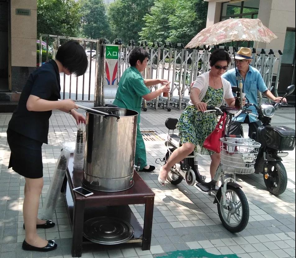 夏日送清凉 情意绵久长——西安锦江物业兴乐园管理处为业主送清凉活动