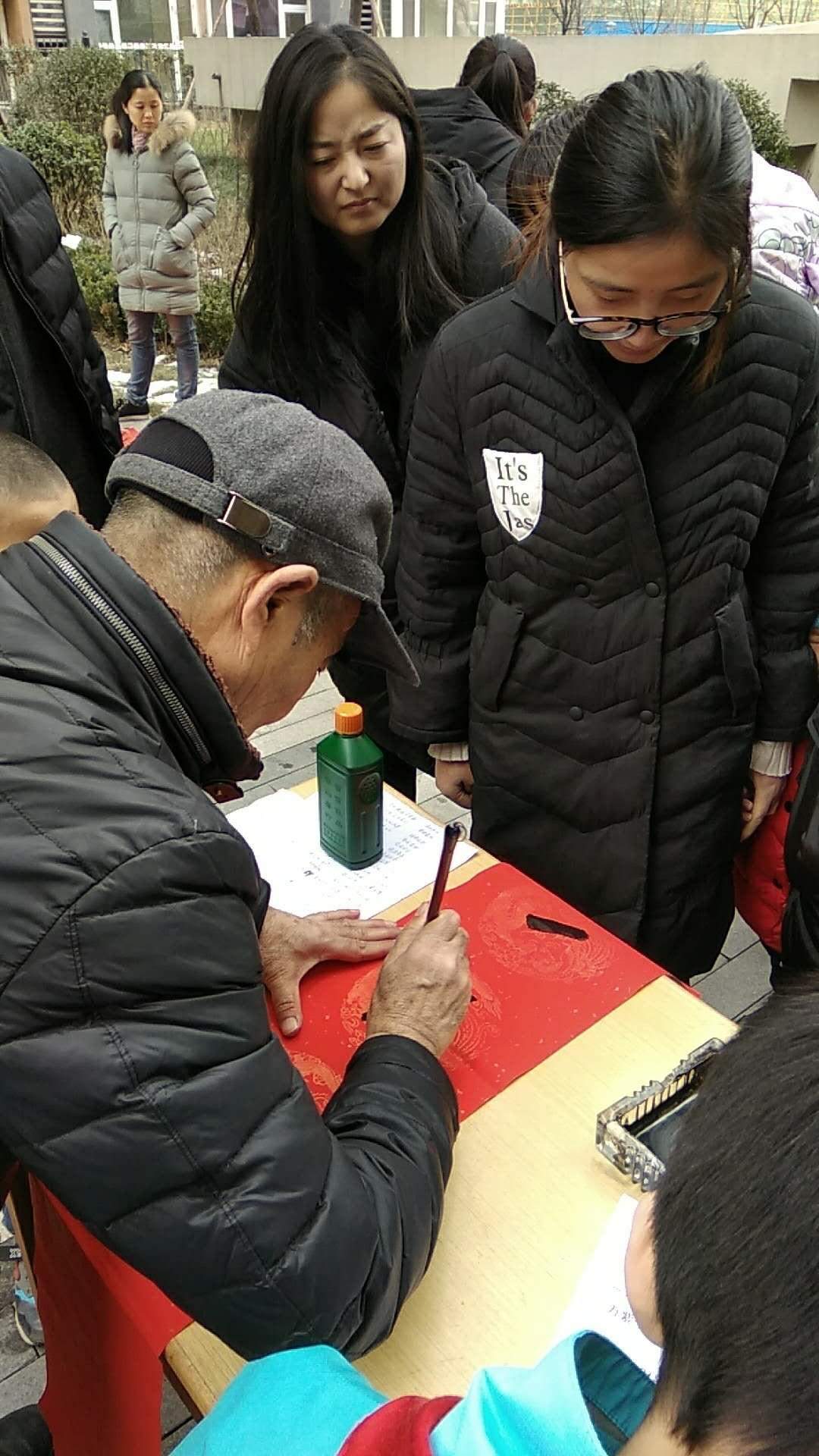 迎新春、写对联、书祝福、传温暖 --------御锦城6期举办小区文化活动 迎新春、写对联、书祝福、传温暖 --------御锦城6期举办小区文化活动