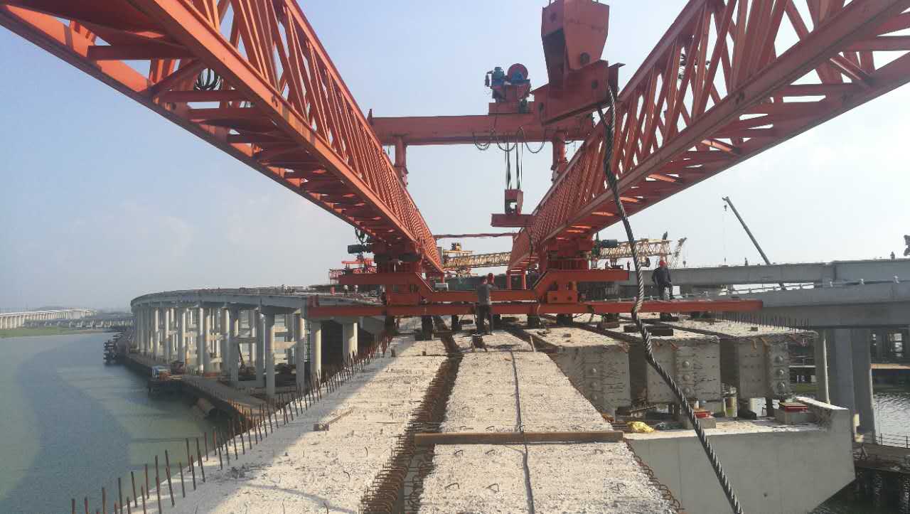 機(jī)場快速路改線工程橋梁段主線左右幅T梁全部架設(shè)完畢