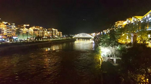 茅台镇 · 茅台酒 茅台镇 · 茅台酒