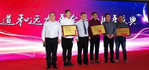 折梅掃雪辭舊歲 引吭高歌迎新年 折梅掃雪辭舊歲 引吭高歌迎新年