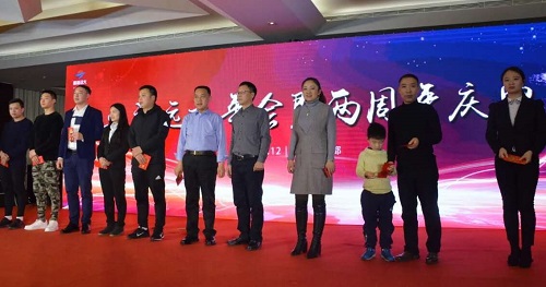 折梅掃雪辭舊歲 引吭高歌迎新年 折梅掃雪辭舊歲 引吭高歌迎新年