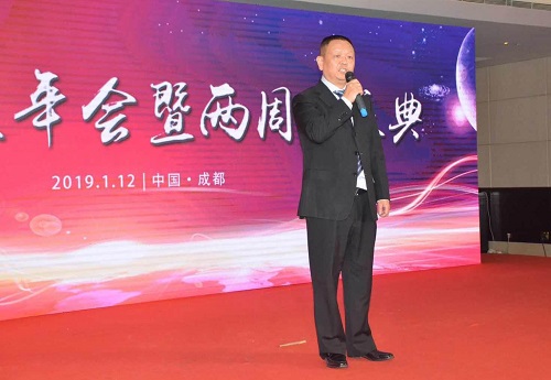 折梅掃雪辭舊歲 引吭高歌迎新年