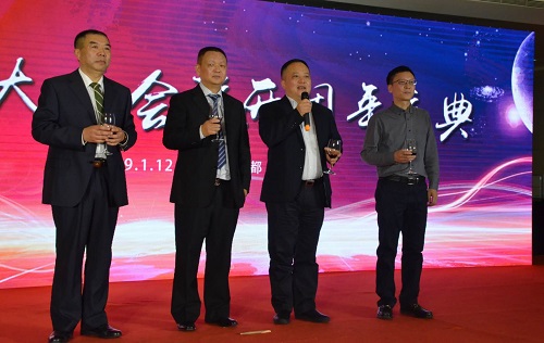 折梅掃雪辭舊歲 引吭高歌迎新年 折梅掃雪辭舊歲 引吭高歌迎新年