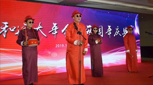 折梅掃雪辭舊歲 引吭高歌迎新年 折梅掃雪辭舊歲 引吭高歌迎新年