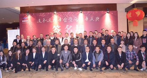 折梅掃雪辭舊歲 引吭高歌迎新年 折梅掃雪辭舊歲 引吭高歌迎新年