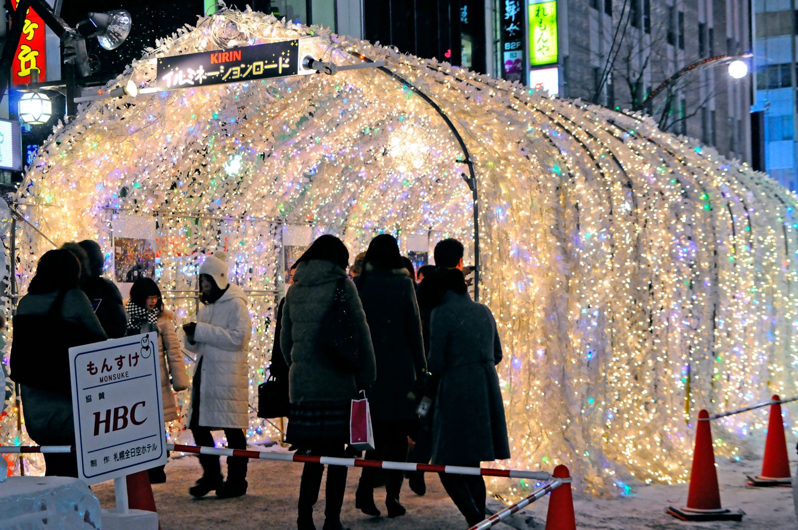 百座冰雕、梦幻点灯、更有北海道人气美食街 一起来札幌冰雪祭吧! 百座冰雕、梦幻点灯、更有北海道人气美食街 一起来札幌冰雪祭吧!