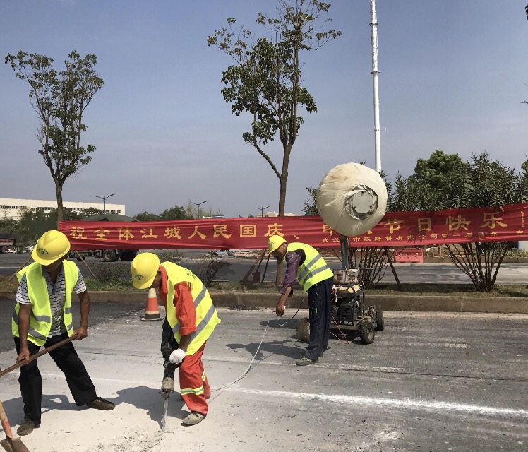 辛勤的勞動者們在軍山第一大道施工現(xiàn)場歡度國慶 辛勤的勞動者們在軍山第一大道施工現(xiàn)場歡度國慶