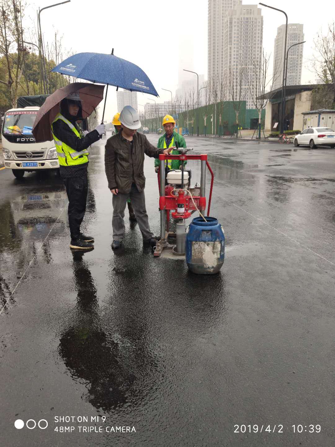 路達(dá)建設(shè)工程檢測公司冒雨檢測助推臨江大道軍運(yùn)會項(xiàng)目建設(shè) 路達(dá)建設(shè)工程檢測公司冒雨檢測助推臨江大道軍運(yùn)會項(xiàng)目建設(shè)