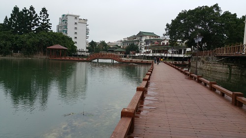 西湖·左?！覀児餐募覉@