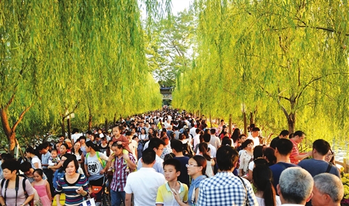西湖·左?！覀児餐募覉@