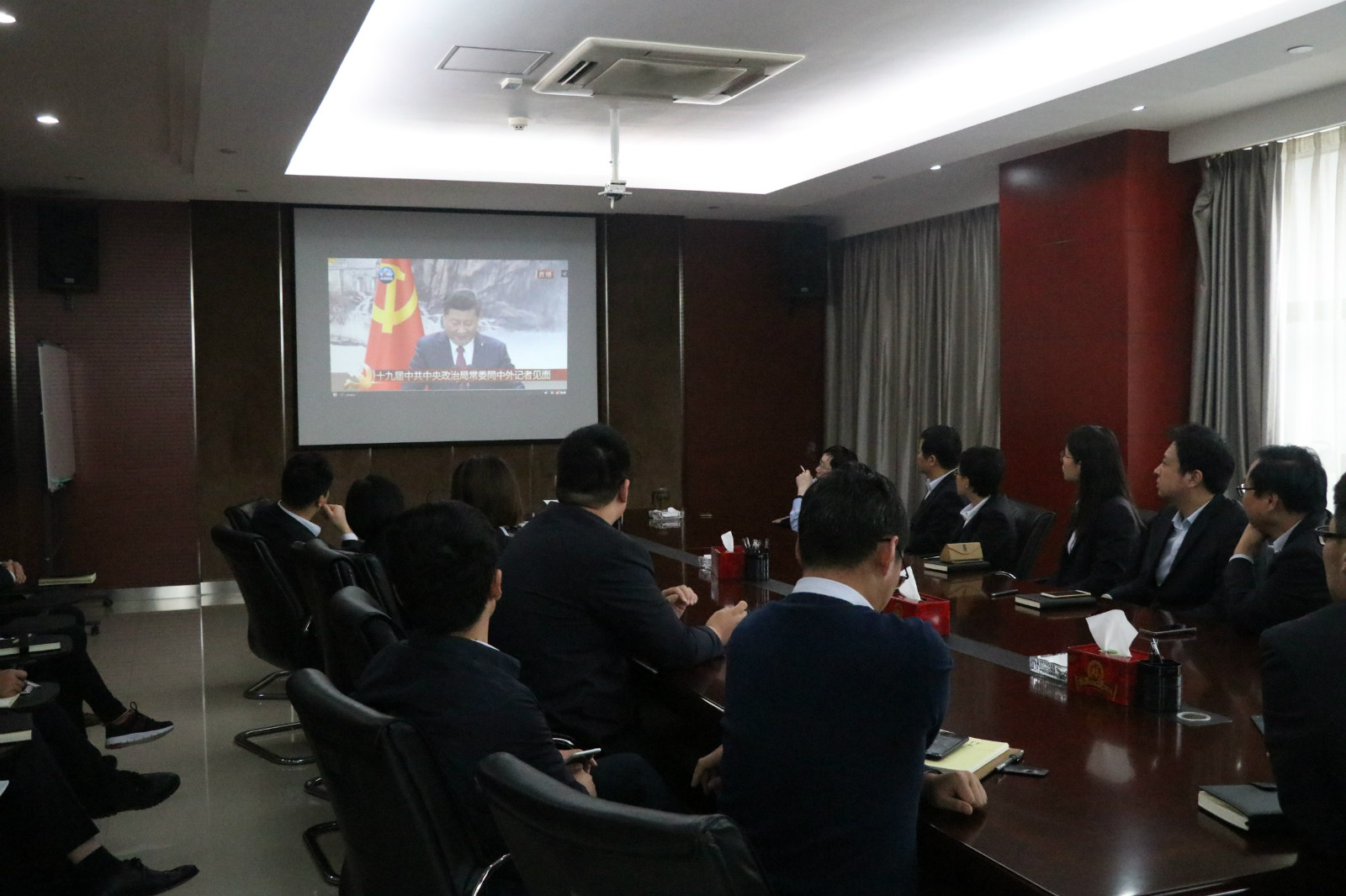 中原聯(lián)創(chuàng)組織觀看收看新一屆中央政治局常委與中外記者見(jiàn)面會(huì) 中原聯(lián)創(chuàng)組織觀看收看新一屆中央政治局常委與中外記者見(jiàn)面會(huì)