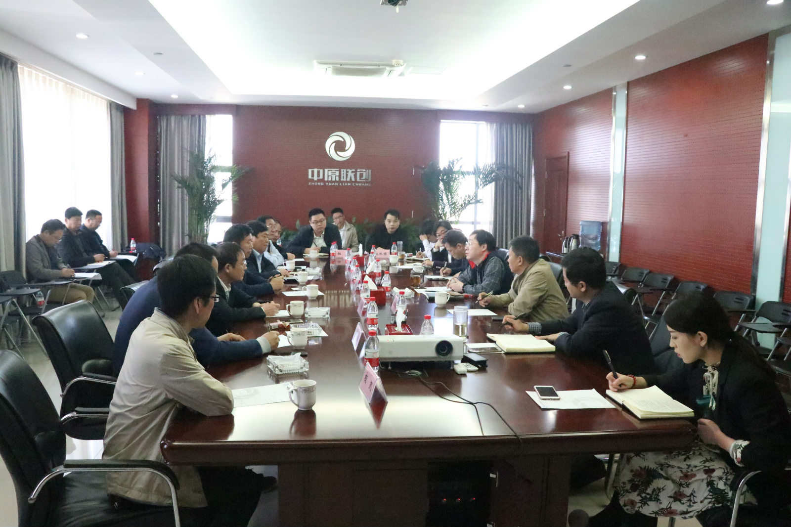中原聯(lián)創(chuàng)組織召開汝州豫西畜牧產(chǎn)業(yè)園 建設(shè)規(guī)劃討論會 中原聯(lián)創(chuàng)組織召開汝州豫西畜牧產(chǎn)業(yè)園 建設(shè)規(guī)劃討論會