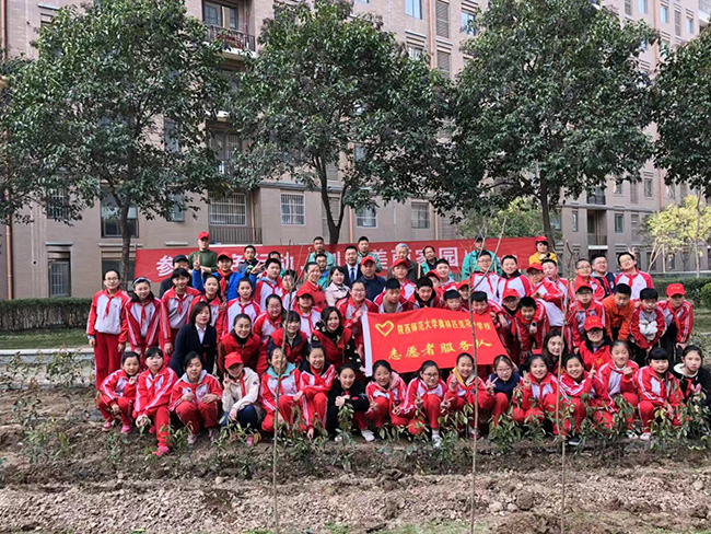 西安锦江物业与业主共同开展3•12植树活动 西安锦江物业与业主共同开展3•12植树活动