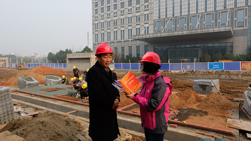 宣講十九大精神,送法進工地 宣講十九大精神,送法進工地