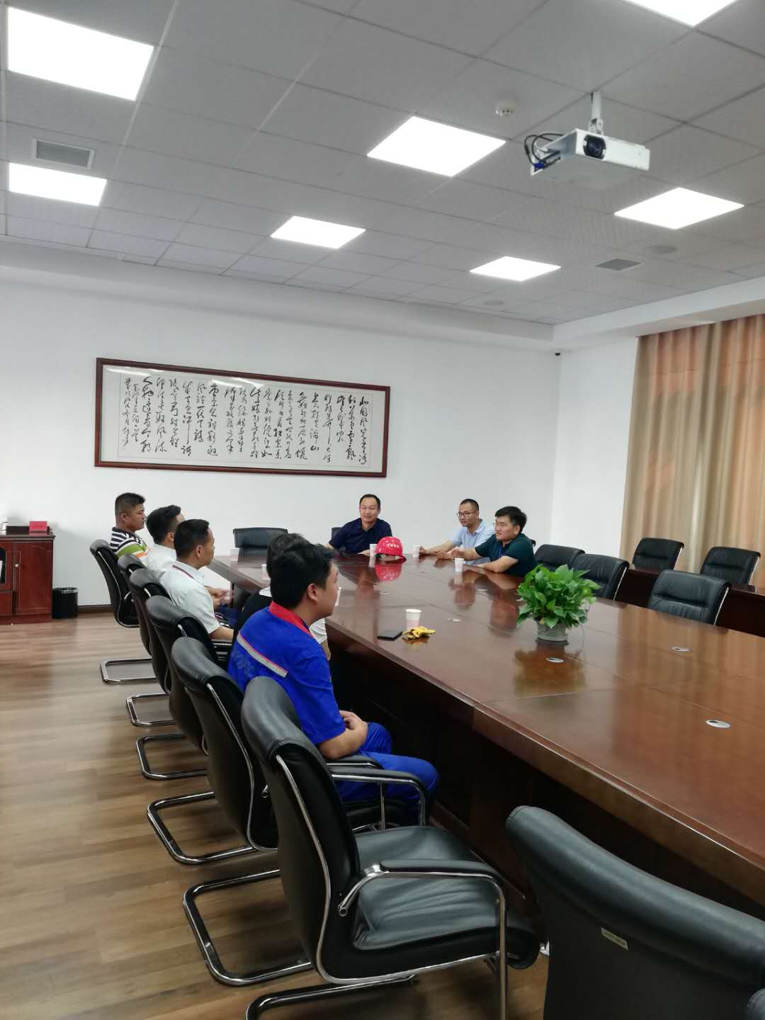 六家單位聯(lián)合向路橋公司增送錦旗致謝 六家單位聯(lián)合向路橋公司增送錦旗致謝