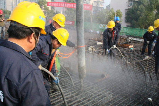 機(jī)場路高架工程首聯(lián)現(xiàn)澆箱梁順利澆筑 機(jī)場路高架工程首聯(lián)現(xiàn)澆箱梁順利澆筑