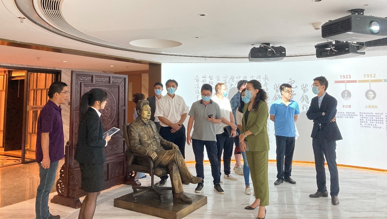 罗湖区领导率队到彭年集团走访调研