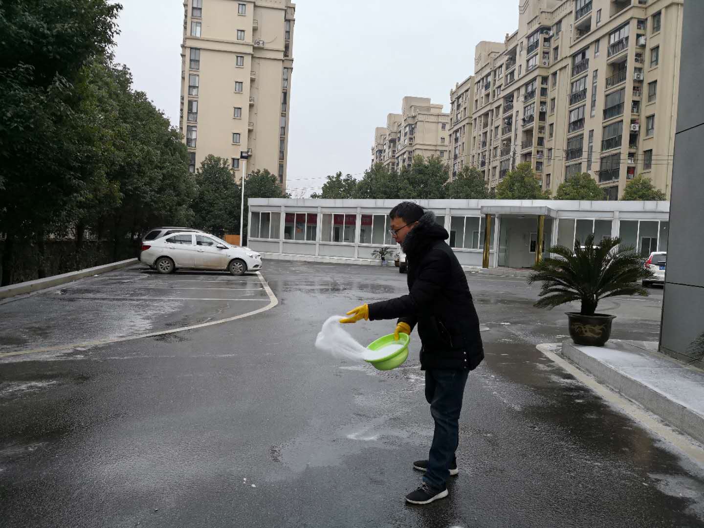 清掃路面冰雪   守護平安路橋