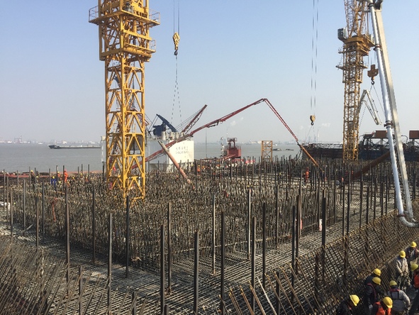 12個籃球場大,3層樓房高!滬通長江大橋施工創(chuàng)中國建橋史混凝土單次連續(xù)澆筑紀錄 12個籃球場大,3層樓房高!滬通長江大橋施工創(chuàng)中國建橋史混凝土單次連續(xù)澆筑紀錄