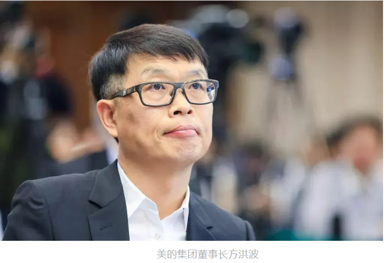 美的集团数字化历程与经验总结 美的集团过去近10年的数字化转型历程,是中国制造业企业转型升级的一个典型样本,也是中国制造走向中国智造的一个缩影。2020年美的集团确定的核心战略就是全面数字化和全面智能化,要把全部的产品用软件来定义,用内容增强用户的服务,来改变美的的交互方式。美的数字化涉及全价值链的合作伙伴、供应商、销售伙伴,都要用数字化支撑起来,用数据驱动业务运营。这是美的非常确定的战略,也是美的一直在做的事情。 一、美的数字化成果 1968年成立于中国广东的美的集团,是我国制造企业的一个典型代表。从最初的塑料生产到后来的家电生产商再到现在的拥有家电、机器人、智能供应链的科技集团,美的努力抓住了每个时间节点上的发展契机,一步一步在实现从中国制造到中国智造的转型之路上前行。 美的集团是中国最大的家电企业之一,常年在空调、冰箱、洗衣机领域名列前茅。然而,这样的标签让很多人对美的的全局认识有了偏差。事实上,美的已经成长为一家以数字化、智能化驱动的科技集团,拥有数字驱动的全价值链及柔性化智能制造能力。 被称为“白电双雄”的格力和美的,这对在过去20多年里你追我赶的老对手,不约而同地选择在8月30日这一天发布了2020年半年报。财报显示,受到疫情冲击,格力和美的的销售情况都有所下降。格力净利润为63.62亿元,同比下降53.73%;美的净利润为139.28亿元,同比下降仅为8.29%。 与老对手美的相比,格力在营收、利润、利率等方面都输了,差的还不是一点半点,而是将近一倍。更重要的是,格力电器空调品类营仅收为413.33亿元,远低于美的640.3亿元的营收。这意味着,一直自诩“空调老大”的格力,在空调营收上首次被美的超越,失去了保持了24年的江湖地位,“好空调,格力造”可能以后就要改成“原来生活可以更美的”。回顾过去半年,格力为了自救不可谓不拼命,努力进行了各种探索尝试:在疫情中改造生产线生产口罩、实名举报同行奥克斯、推广新零售模式“格力董明珠店”。就连说过“坚决不做直播带货,坚持走线下路线”的董明珠,也不惜自食其言亲自下场直播带货。但是,拼命自救的格力,仍然输给了美的,或者说输给了美的的数字化。 就在最新公布的2019年《财富》世界500强榜单中,美的集团排名再次上涨,并实现4连涨,位居第312位。这背后正是得益于美的集团在产业变革和企业转型的双拐点实现了“高速超车和换道”:立足家电,面向创新,不断突破。 从2012年到现在,美的的收入从1000多亿增长到2800亿左右,利润从33亿增长到240亿。现在的美的不仅拥有更细分的市场和更多创新的产品,它市场的周期也缩短到45%,成本也下降了85%,整体业务都在健康地成长。 二、美的数字化转型的历史背景 1、行业变局 美的作为一家传统的硬件制造企业,其过去的市场增长就主要依靠于家电的规模效应和廉价的劳动力,然而美的的董事长及CEO方洪波很早就意识到这样的红利已经越来越弱。一方面,在消费升级的大背景下,消费者需要更加智能化的家电;另一方面,中国劳动力已经不再低廉,传统的供应链和资源链接很难再为品牌提供有效的保障。 2011年,家电市场销售十分火爆。从年初开始,市场订单如雪片飞来,应接不暇;等待拉货的车辆首尾相连,昼夜不息;工人过年不放假,必须加班加点。美的董事长方洪波说:“当时简直想把街上过路的人都拉过来干活”。 然而,在红红火火的盛世景象之下,美的头上却一直盘旋着一个挥之不去的阴影。虽然美的经营收入保持高速增长,但盈利水平却不容乐观。作为美的集团中的优质资产,美的电器的销售毛利率逐年下滑、扣非净利润率一直在不到4%的低水平下徘徊。2009~2011年间甚至出现了增收不增利的局面。 方洪波清醒的看到了这一点,察觉到了潜伏在企业内部的危机。2011年,在市场行情 仍旧良好时,方洪波决定转型。他认为市场最疯狂的时候,一定也是变局的前夜。为了从根本上实现美的的可持续发展,方洪波提出了改变旧的发展模式,进行企业转型升级的思路。方洪波认为,只有尽早进行企业的转型升级,排除发展隐患,才是解决问题的根本。 在数字经济不断发展的今天,传统的靠规模、靠人工、靠线下销售渠道的方式已经马力不足,面对来自消费测和供应链侧的双重压力,传统企业更需要基于传统行业的根基和对传统行业的理解,去不断寻求适合自己的数字化方法,驱动自身,迎头赶上。传统家电行业靠库存拼销售,与经销商、供应商博弈价格差的时代已是过去式。现在是线上线下拼效率,讲究满足用户需求的时代。外部市场、环境等不确定性因素交错,不顺应时代做出改变,便无法生存。 2、市场竞争情况 在市场竞争方面,格力和海尔仍然是美的目前的主要对手。通过观察行业内这三家代表企业美的、格力、海尔近几年的转型实践,能够发现他们在转型思路以及具体路径上的重大差别。 在国际化布局方面,海尔2016年打败美的、伊莱克斯以55.8亿美元斩获GE家电,拥有了GE家电全球物流分销资源和美国市场的零售网络。尽管海尔很早就作为中国企业“出海”代表在美国设厂,但是品牌影响力一直不及美国本土品牌。这一收购不仅使海尔获取了约20%的美国市场份额,同时获得了美国本土市场上的知名品牌。至此,海尔拥有了6大品牌,从高端的GE家电、卡萨帝到中端的海尔再到面对年轻用户的统帅,覆盖全球160个国家、108个制造工厂(海外54个)、10个研发中心,进一步铺开了国际化发展的范围。 商业模式方面,海尔侧重于利用互联网模式搭建企业内部的创新创业平台。张瑞敏的理念是围绕用户进行全流程价值链的重塑,促使海尔从“制造家电产品的传统企业”转型为“面向全社会创客孵化的平台”,利用互联网的方式为终端用户提供智慧家居解决方案。围绕着用户需求,海尔试图运用互联网连接、聚合、交互的商业模式来改造自身的管理架构、生产流程与供应链上下游。海尔的互联工厂C2M模式,强调大规模定制下的用户体验与连接,从产品的创意研发到生产物流,全程用户可视可交互。海尔的在线众创社区众创汇,鼓励用户自主创造个性化需求。而CosmoPlat平台,通过互联网连接更多创客、技术与资源供应商,服务于海尔的大规模定制模式。 相比之下,格力则更加倾向于通过自主研发掌握核心技术,在国际化及并购方面并没有太多的动作。格力主要围绕着机器人和精密机床两大方向进行自主研发,希望从单纯的家电制造行业向新能源行业及装备制造产业拓展。机器人方面格力目前已经完成了从核心零部件到机器人本体再到下游集成应用的整个研发过程。从2013年开始,格力自主研发的工业机器人等智能装备实现小规模外销。截止2016年底,外销设备产值超过了10亿元人民币。除了机器人,格力也在数控机床方面进行了大量的研发投入。董明珠的期望是未来格力可以在智能制造装备上闯出一片市场。董明珠表示,“所有的机器人,支撑运作的核心技术都是格力自己研发的,格力将会坚持走自主创新的道路。” 与格力和海尔相比,美的转型升级的手段显得更加灵活与多样化。首先,美的并不过分拘泥于自主研发核心技术。在机会出现的时候,美的会毫不犹豫地展开与外部公司的合作甚至是直接并购。以在机器人产业的布局为例,美的围绕着机器人产业链进行了多次收购和合作。美的收购了国内的机器人公司埃夫特,并与日本安川共同设立了合资公司。2017年,美的又收购了世界领先的机器人企业库卡,这标志着美的在智能制造方面的战略布局到了一个新的阶段。 在企业自身能力的提升上,美的的思路也有独到之处。到目前为止美的的企业转型不仅仅是以技术驱动,强调科技创新,“企业总体效率”的提升也是转型的核心。以效率和成本为出发点,优化、整合企业内外部资源,最终实现提升在企业综合成本降低前提下市场竞争力及用户满意度的提升。 3、业务痛点 对于比较传统的家电制造或家电企业,行业内的很多企业都一样,同样面临来自环境、市场等各方面的变化,不确定性因素非常多。现在所有的一切都发生翻天覆地的变化。 原来家电的形态跟现在或未来美的想要的家电形态已经完全不一样了,销售方式也完全不一样,跟用户打交道的方式也发生变化。美的现在面临的环境已经跟原来的环境完全不一样。因此美的必须变革,才能生存下去,才能够发展得更好。 产品本身的智能化越来越普遍了,大家不仅要用到硬件的功能,很多用户交互、连接、内容及服务都用数字化手段附加上去。家电之外,汽车等其他行业也正在发生巨大的变化。如果美的还保守原来的产品形态,可能用户明年就不喜欢了,就不买产品了。所以美的必须跟上,做好产品的数字化。 对于营销、供应链各个方面,现在线上变得越来越快,线下也对效率要求越来越高,用户的需求,市场的需求每天都在变,所以美的要紧贴市场需求,面对不确定性给体系带来的巨大挑战,美的必须要用数字化手段才能够应对。 4、业务转型背景 2011年下半年,方洪波下定决心引导美的开始了从规模向效率的转型。这次转型被方洪波称为“壮士断腕:从2011年到2016年的五年时间里,美的关停了10多个生产基地,砍掉多个利润率低的产品,员工数量从近20万缩减到10万以内。 转型给美的经营业绩带来了巨大的冲击,2012年美的集团总体营收相比2011年大幅下滑了300亿元人民币。然而在短暂的阵痛之后,美的开始逐渐收获转型升级的成果。从2013年起,美的集团营收和利润恢复了稳定增长,并经受住了2015年家电行业整体萧条的冲击。 美的首先在旗下的小天鹅推动了T+3模式,将传统的产销转为直接汇总零售商的订单,多批次小批量的柔性生产模式,共分为四个步骤:搜集客户订单,交付工厂(T);工厂采购原料(T+1);生产(T+2);发货上门(T+3)。 T+3实施后,小天鹅的供货周期从原来的23天压缩到12天,减少了库存积压现象,提升了周转率,使美的能够在更短的时间内以更低的成本生产更多的洗衣机。凭借着数字化的T+3模式,小天鹅在2015年营收131.3亿元,打败了当时的洗衣机巨头海尔。美的尝到了数字化的的甜头,很快又将T+3模式用在空调领域,剑指格力。 在数字化的加持下,它的新产品市场周期缩短45%,成本下降85%,现金流从过去的30天缩短为6天,收入从2012年的1000多亿增长为2800亿左右,但利润从33亿飙升至240亿,市值也成长了10倍。 而曾经凭借强大的线下渠道分销风光无两的格力,如今反倒被庞大的线下体系拖累,传统的组织架构又难以应对互联网时代的重重挑战。虽然格力一直努力自救,但积重难返,一时无法看到什么成效。此消彼长,数字化这一仗,美的赢得漂亮,格力输得不亏。 5、美的下决心转型的原因 美的过去成功的打法,在新时代已经不太能够满足消费者的需求。产品必须更具差异化,技术含量更高,所以当时提出产品领先,产品更智能化的想法。很多来自智能家居及其他行业新兴的竞争对手,很多行业的趋势都是用软件定义硬件,靠服务和内容做差异化。美的也要从硬变成软。 中国廉价劳动力的时代已经过去了,企业要以效率驱动,因此需要更加智能的制造过程。随着订单的碎片化,如何实现柔性生产制造是一方面。 三、美的数字化转型方向 从2011年起,美的核心发展思路从规模导向转变为追求增长质量。美的转型升级围绕着“产品领先、效率驱动、全球经营”三大战略主轴展开。在这一转型战略引导下,美的明确了“聚焦产业、做好产品、确保规模、改善盈利”四大核心工作。在加强产品研发、提升核心技术能力的基础上提升产品力及公司整体管控水平,推进“一个标准、一个体系、一个美的”的流程优化及制度建设,从而最终提高企业精细化管理水平与运营效率。 1、效率驱动 为了实现效率驱动的落地,美的在“自动化”和“IT系统”建设两个方面做了大量的工作。 自动化方面,美的通过应用机器人技术、智能设备等手段对原有生产线进行升级改造。通过提升效率,美的不但将员工总量从2011年的将近20万降低到2017年的不到10万人。同时在不新增生产线的情况下实现了产量提升。以空调业务为例,美的累计投入超过10亿元用于空调产品生产线的自动化改造。到2016年1月已达到机器人数量562台、平均自动化率16.9%,高于行业7%的平均自动化率。相应的,美的空调用工总数从2011年的峰值5万降至2015年的2.8万人,2018年继续减少到不足2万人。机器人数量则在2018年提升至约1500台,自动化率超过50%。 IT系统辅助运营能力提升的一个典型例子就是美的“T+3”项目的实施。美的“T+3”项目的目的是将“用户订单接收、原料备货、工厂生产、发货销售”四个周期(T)打通,通过优化制造流程、升级制造设备和工艺、产供销联动逐步压缩供货时间,从而将每个周期压缩至3天甚至更短的时间。 T+3与传统模式相比,供货周期的缩短尚在其次,最大的不同在于T+3模式是由客户 订单驱动。“T+3”模式下的价值链由接收用户订单、原料备货、工厂生产、发货销售依次递进。通过在终端所呈现出来的用户需求信息来指引上端供应商、工厂生产、流通资源分配,减少货物流转等中间环节,从而将原来的备货式生产转变为订单式生产。 2、产品领先 以产品为核心,将产品领先放在首位是美的转型的另一个重要特点。产品领先就是要为用户提供更好的产品和服务。 美的首先砍掉了许多利润率低的产品,与此同时加强新产品的研发力度。为了做好产 品研发,美的逐步建立起四级研发体系,在全球范围内布局了11个研发中心,分布在美国日本、德国、意大利、新加坡等国家,从组织到制度保证了对产品研发持续性、高强度的投入。2016年底,美的又投资30亿在顺德建立了全球创新中心,创新中心的中央研究院70%以上是具备硕博学历的科研人员,25%曾有海外经历。整个创新中心内有超过4000名研发技术人员,能够同时进行近千项研究。 3、全球经营 在内涵式发展的同时,美的也没有放弃外延式扩张的机会。美的多次利用资本的力量进行产业链纵向整合和横向并购,从而达到获取核心技术、扩张产品品类或打通市场渠道的目的。 仅2016年一年,美的就发起了三项跨国并购,总金额超过300亿元人民币:分别是东芝白电80.1%的股权,意大利中央空调品牌Clivet80%的股权以及库卡94.55%的股权收购。 四、美的数字化核心路径 美的市值10倍的成长背后,正是它10年的数字化转型之路。从最开始的打基础,到从制造和供应链切入,再拉到终端用户产品和生产基地,最后到代理商、渠道、库存等的不断延伸,美的通过数字化科技升级来延伸了企业数字化的广度。 2010年,方洪波在发现问题后,正式提出了基于数字化转型的全新战略——产品领先、效率驱动、全球经营,并以此开始了漫长的产品智能化与价值链数字化的探索。 1、数字化1.0时代 2012年至2015年,在数字化1.0时代,美的开始建立基础。 在2012年之前,美的已经是一个高度分权的组织,每一个事业部自成一体,以致于所有的信息系统高度离散化,缺乏一致性。所有信息都是孤岛,不能集成,更不可能自动分享。这是当时美的面临的困境,美的面临很多挑战,就是流程不统一,管理方式不统一,数据不统一。对于家电领域来说,光IT系统就有100多套,大家也不统一,就没法组成一个集团,没法统一往前跑。 2012年实际上的契机是美的集团上市,由原来较为分散的二级产业集团统一为一个集团,也带来新的挑战,就是美的怎样像一个集团一样统一运营。于是美的做了一个重大选择,将已经建立多年并稳定运行的信息系统推倒重来。为打破孤立、分散困境,美的拉开数字化转型的序幕,定下“一个美的、一个系统、一个标准”变革决心。 基于这个战略,美的重构了所有的流程、IT系统,统一数据的标准,这是美的数字化转型的基础。这个工作到2015年上半年才全部完成。 为了数字化,美的将产品开发、订单交付等众多的业务流程全部标准化,同时把供应商与客户标准化,他们甚至不惜将ERP等系统推到重做,来将数据系统打通。 2、“互联网+”时代 到了2015年,开始大谈互联网+要颠覆传统行业。美的进行了公司里面的大讨论,当时定的战略,要做“双智”的战略:智能产品,智能制造。美的就用这两个方向,把美的所说的“加互联网能力”用数字化转型赋予到美的内部。比如建了智能制造的工厂,建了大数据平台,把所有系统移动化。 3、数字化2.0时代 到了2016年以后,美的业务发生了一个重大的变革,从以前层层分销的模式,以产定销的模式变成以销定产。从原来的大订单供应模式,变成了碎片化的订单模式。面对不确定性,对交付的柔性与效率提出了很大的要求。那时候美的做了数字化2.0的转变,支撑业务的转型。到了2016年,从数字化2.0阶段开始,美的开始应用数字化配合公司进行业务的转型,对其制造和供应链进行数字化的升级改造。 过往的制造业最大问题是,生产整个过程里面从物料进来生产过程到出货的过程里面,库存是非常高的,带来效率很低。所以美的希望做以销定产——客户下的订单,它马上才做生产。这个过程里面,就需要订单交付时间必须要更快。 另一方面,美的也希望C2M的定制化更加柔性地来做生产管理,同时及时地把生产计划和重要的供应商以及库存关联起来。达到生产线做完,马上就送到客户的状态,从而减少整个的库存的问题,提高效率。 同时美的也做了一个事情,用IT的术语来讲,就是由结果管理型的系统,变成了过程支撑型的系统。因为只有过程支持型才能够把数据的效益给它放出来,用数据来驱动运营。 4、工业互联网时代 2018年开始,随着物联网技术的成熟,美的开始着手让单机版的家电变成联网的。通过美居APP,让空调、冰箱等产品可以被消费者集中控制,并能够场景化的应用,同时采集数据,了解消费者的行为,从而更加精准地开发产品,为客户提供更好的服务。 5、全面数字化和智能化 2019年至2020年,完成了工业互联网、全面数字化、全面智能化,产品的智能化功能也在这个阶段完成。 美的为经销商提供一个共同的平台,作为了其数字化最后一段路的重点。美的以平台的方式,将返点政策和订单库存都透明化,从而推动经销商更好服务,同时让他们能够在销售中,迅速地采取必要的调整和决策。 五、数字化对美的的价值 美的最初认为数字化只是IT技术,但随着数字化与企业发展的深化,美的在其中尝到甜头,并愿意为了尝到更大的甜头,做出更多的投入,对它的认知也逐渐深入。如今,美的觉得数字化不再是一种技术,它牵涉到企业方方面面,整个全价值链。但是整个变革不确定性太多、变化太快,因此重点是把提升确定性的能力提升,用数字化转型来构建。 1、改变了人员工作方式 数字化极大改变了美的的所有员工,包括合作伙伴、上游下游相关者以及与美的相关的人员,能够采用符合时代趋势的工作方式。用户在手机上动手指就可以完成安装程序,供应商在手机上也可以完成所有的交易、供货等等,很多流程都发生了变化。 2、提升了企业的运作效率 数字化极大改变了企业的运作效率。效率的提升直接改善现金周期,提高周转效率,加快市场反应速度,缩短产品开发周期,提高盈利能力。数字化改善了美的做生意的方法,或者称为业务方法。通俗而言,做生意就是如何生产、开发产品,并将产品卖给零售商、用户。这些过程变得更加扁平、快速。 4、优化了产品研发流程 目前美的已经有6000多万的用户跟数据平台上产生交互,包括美的家居的平台、云平台。美的有几千万的设备在用户家里,每一天都跟美的上报数据。 美的把数据收集回来后,有专门的一个模块,一个产品叫做大数据企划。他们就可以看到大量用户使用过程的数据。他们对售后服务的反馈,在网上采集回来的用户评论,根据这些与产品本身功能相关的、上报回来的脱敏数据,定义美的需要做什么产品,或者确定趋势会是什么样的。通过这些,企划命中率提升很多。 美的产品这几年的研发改变是很大的,刚才讲了企划的改变,现在内部也在大力推行的平台化、标准化的改变。但最根本的一个改变就是,家电行业已经不再是硬件研发驱动的思路了。现在研发大家想到的都是用户使用的场景,基于用户场景驱动研发,比如空调在用户的客厅,用户是怎么使用的?不同时间段,不同人群,不同空间,空调怎样用才能用得更好?比如美的推出的Air空间站,这个产品是AI技术,数字化技术跟硬件相结合的典范,能够根据用户的习惯、环境或者用户预设,把温度、湿度、新风度、空气过滤整个集成起来,统一调节用户的空气环境。美的还对一些厨房产品,做了大量的内容工作,菜谱加设备的联动。美的的菜谱跟别人的菜谱也不大一样,区别在于菜谱融入了烹饪曲线、营养健康曲线,能够一键跟设备互动,用户直接就能够享受到结果。 5、智能化传统制造模式 (1)智能制造有效提升人效 像南沙这样的工厂,美的建了6个,现在还有三十几个工厂在推广。南沙工程原来设计的产能是每个月30万套(空调)。2020年南沙已经做到了每个月90多万套。工人数量还下降了,从3000多人下降到了2000多人。 (2)优化了订单排产系统 前端订单的碎片化,对后端的压力是非常大的,供应链能不能跟得上,计划人员能不能跟得上?美的按照原来的计划模式,靠系统加人工经验来算,已经解决不了这个问题。所以美的数字化团队重写了整个的高级排程的系统(APS),这个系统能够把订单集约化,然后进行十几层的一次性排查。排程排出来的整个的协作,跑到美的供应链的云端去协作。 (3)数据化提升柔性生产能力 柔性生产方面,美的有大量的工艺参数,用大数据平台管理起来,用MES(制造执行系统)加SCADA(智能监测系统)平台跟机台连起来。这种柔性的效果在于,一台也好,100台也好,机台、产线都能够灵活应对。因为有系统的指引,系统的自动防错,工人也不会说做错、装错。美的也大量采用了AI的一些技术去做质检,做工艺的判断。 最核心的是美的建立了南沙工厂的数据孪生能力,所有过程的数据都已经有了,而且是实时的、透明的,能够看得到。不仅透明,美的还可以基于大数据平台做很多预测性的工作。如果异常发生了,工厂怎么应对?美的可以用很多模型去预测的。所有的异常,都可以数据找人,自动一层一层找班组长,比如说手表响一下,他两分钟之内要到那个地方去解决,然后到生产部长。这样的运作模式,让美的比较有自信、有确定性。供应链的柔性,加快对市场的快速反应,提升产品品质,这些所有的确定性能力,让美的能够应对市场上千变万化的需求。 6、优化供应链协作体系 不光美的内部协同,美的把核心的供应商全拉上来。他们的生产情况、品质情况、物流情况,都在这个平台上用数字化的手段全部透明化写出去。同时让他们也能知道美的订单的情况,美的下的送货指令,非常及时,都能看得到。美的也知道他的生产成本,这样大家协作起来效率才能够提升。 比如说工厂的入厂物流,美的现在从供应商发车开始,就能够看到物流轨迹,包括红绿灯。三公里范围内,美的就自动帮他预约车位,到了工厂自动识别,指引卸货,卸完货直接走。货卸在那里,刚好是下一班产线要用。所以不再需要再经过一个入库出库这种移动的浪费,直接就到产线上。运营的精细化能够通过这个平台实现。 7、创新了商业模式 更重要的是第四个方面的改变,即商业模式创新。现在正在发生,未来可能会更快。商业模式包括如何根据需求,前瞻性地开发产品,柔性化地制造产品。 在将来的某一天,随着企业价值链高度的数字化,所有的流程、工作方法及业务模式都得到改变,加之智能化的推动,美的可能就是一家互联网公司。 8、改善渠道管理问题 传统的家电行业比较头疼的问题是经销商、零售商、代理商的层级的问题,这中间存在很多博弈,同时库存管理往往出现这边太多那边太少的情况。 渠道层级很多这种情况,现在这个环境里已经是存活不下去了。因为线上的效率就在那,线上占比越来越高,且线上线下价格都是透明的。如果效率差距太大,没有存活的空间,大家都存活不下去,包括美的和代理商都一样,所以美的必须一起变革。 这几年美的也花了很大力气做线下渠道的变革。比如说美的改变了一盘货的体系。现在不需要去备库存,都在安得的物流仓库里面,你看到有货卖就行了。大家都来买这一盘货,美的叫做一盘货,这样渠道库存下降非常多,整一条链就集中到一盘货,物流的效率也更高。以前是一台冰箱或者洗衣机,进出仓库,产生大量的物流浪费。现在不需要了,商品到了安得的仓库之后,安得送装一体化到用户家里。 数字化的手段提升之后,经过变革,大家都在一个透明的环境里面做生意,现在大家的精力就是全部集中在如何服务好用户、如何卖好、如何吸引用户真正到店来体验。 六、数字化过程中的组织能力保障 在这一轮又一轮的数字化转型中,数字化的重要性不言而喻。很多企业同美的一样,不缺战略愿景,也不缺钱,更不缺技术能力,但是往往它转型成不成功核心的关键就是,它的组织有没有配备相应的能力,来实现数字化转型。 1、人才招募策略 在招募方面,美的过去采用的都是大学招募、内部培养,这群人都很擅长在市面上打仗,但是数字化转型和产品的科技化,需要更多的科技人才和更懂客户运营的人才。顺德不是一个容易吸引高端人才的地方,因此美的采用了“人才在哪,我就在哪设立研发中心”的解决方案。 2、组织结构变更 以前美的的基因是高度分权,事业部制,效率非常好。在数字时代还没有来临之前,还有一个协同的问题,中国协同,海外协同就要牺牲一些。但是现在随着数据时代的变化,时代变化越来越快,美的需要高度快速反应,敏捷性、韧性,灵活性,这就是美的做不到的,所以现在美的慢慢正在做,正在转型当中。 转型的思路就是大平台、小组织、小团体、小单元、小业务、小分队。美的现在跟互联网企业学习,后台是高度的一致性,根据企业的数据、技术,追求敏捷。美的上面就是建两个核心,一个业务中台、一个技术部门,前方全是小的团队,区域的、产品的、以某一个业务板块划分。 3、培养数据驱动的决策文化 而对于对于地盘主义很重跟不上公司发展的高管,美的用数据打通、业务打通的逻辑,让高管层尽量年轻化,同时让所有人实时看到自己团队负责的产品从生产到销售的集齐数据,不靠经验判断,而是靠数据进行决策和迭代,以此来培养大家更加数据驱动的决策文化。 在不断调整和迭代着,美的不仅靠数据来判断客户的需求,快速响应市场的改变,以及更加精准地开发产品,同时也将数据植入整个企业的思维逻辑。正是如此,美的才能实现价值链更广更全面的数字化,成功地实现数字化的转型。 4、 关键人才配套 转型本质上通俗的讲,就是转人。团队结构不转,思维不转,知识结构不转,能力不转,那就是空谈。 美的所有的高管都是在工业时代成长起来的,思维都是硬件思维,美的今天转型就是一个,我在内部用一句通俗的话把它概括,为了让大部分员工能理解,就是由硬到软的过程。为此就需要大量软件思维,现有的团队,包括我,都需要改造自己的思维,来认知。美的内部的激励文化工作氛围,就是美的所谓的“一国两制”,不是用传统硬件制造业的模式或者文化激励来管理。整个组织能力最核心的改变是,关键人才跟领导人才的升级和配套。 在组织能力配套里,核心还是关键人才。很多是领导人才,从方洪波开始,他在2012年接管集团的董事长,自己要看到未来的机遇跟挑战,如何影响高管团队,不断学习,往前推进。美的执委会很多人都是新的,以前老的那些换了,全部都是最近几年上来的年轻领导者带领公司的转型、发展。 核心人才在转型过程里面很关键,既要懂业务、产品、技术的人,又要懂数字化的科技人才,这种桥梁性的人才,且综合性的人才是最难发现的。美的在内部是靠在做中学,在业务转型里深入了解业务的痛点,以及思考如何用科技赋能业务。一方面是内部培养人才,另一方面将硬变成软,更加数字化。 今天的数字化技术不仅要有懂先进的、各种数字化技术的人才、数字化思维的人才。不仅要懂数字化技术,还要懂传统业务的结构,还要知道未来的业务结构,等于要对业务要有非常深刻的理解,还要对未来的业务模式、方法有深刻的洞察力。这样的复合型人才是极度紧缺的。所以美的要大量的改造,基于现有的,不断进行训练改造思维。同时美的大量聘请外部的专家,甚至找一些第三方机构,吸引数字化技术人才。 5、思维方式的改变 美的在数字化阶段取得一个不错的结果,最主要的关键成功因素在于大家思维的改变,从方总开始把战略定下来后,大家一致行动,都往这个方向走。 数字化如果要单独靠技术部门来推动,或者靠IT来做,实际上是产生不了效益的。任何一个重大的转型、数字化转型,Sponsor(推进人)都是业务的领导,作为推进人,在业务是一把手,再加上IT数字化的团队,大家一起做。背后最核心的是高管团队的认知不断升级,对业务模式及未来及科技的发展有更深的认知。 6、让高科技人才在不同的地区培养不同的氛围 人才进来后,如何把这些让这些新型人才融入到硬件为主的文化中,也是一个巨大的挑战。在很长的时间周期中,美的采用了差异化的方式,让传统的继续做,让高科技人才在不同的地区培养不同的氛围。美的现在的思维就是,哪里有人才,美的就设到哪里去。美的在深圳设立了办公室,在上海也有。 7、与时俱进改变企业文化 现在的年轻人他们的追求跟上一代人的追求不一样,他不再是为了生存,更多是为了自己,怎么样追求真正的自己。所以美的怎么样去在这个时候建立一个适合时代的文化,美的讲的是叫互联网公司的这种文化。但实际上它就是一个时代的文化。你怎么去尊重每一个人,尊重每一个个体,让所有的人都在一个非常去中心化的、平等的环境工作、交流。 再就是真正把用户思维贯穿在日常的经营管理中。这些都是企业价值理念在数字化转型过程当中的变化。在不断的升级改变的过程里,这个要求和挑战可以说是无孔不入,企业的每一个方面、每一个人都在面临,从基层员工到董事长,上游下游,所有都是挑战。数字化转型是牵一发而动全身,不是某一个人,也不是IT部门,不是某一个业务单元,而是美的集团每一个部门,每一个业务单元,每一个人都要参与。 七、数字化转型的主要难点 1、一把手要坚定地展现推动的决心和精力 方洪波:2017年之前我投一个东西,我知道投下去肯定没错,我投20亿下去。以前投资做工厂,我肯定不会错,这个工厂摆在那,土地厂房都在那。研发中心也没有错,以前搞632信息系统也没有错,就是看得见的痛点,明显要解决的问题,非常清楚它一定有回报。 但在2017年的时候,我不知道这个投资对不对,因为看不见。数字化都是隐形的东西,看不见。当然,事实上也是能看得见的。但是无法以肉眼去判断,以经验去判断,甚至有时候你不知道这个方向在哪里,这是目前最大的困难。 2、整个全企业的所有资源、人力、维护都要投入进去参与转型 原来整个系统很多东西都是连不起来,因此当时提出一个美的、一个系统、一个标准,解决过度分散的痛点。 做了第一个阶段的数字化后,发现能够带来很大的红利,吃到甜头了,有更多信心继续往前走。美的的数字化转型,他们的学习能力是超强的,随着未来科技的演变不断变化,改变业务模式,持续推进数字化阶段的发展。数字化转型,不是0跟1,而是广度和深度的问题。每一个环节都可以做得更深的,不管是与客户的交互,还是与经销商的合作,及制造环节、产品体验等各方面,都是逐步深化的过程。 3、整个价值链都需要整体数字化转型 不仅美的内部是个孤岛,上游下游同样,因为是全价值链的,所以挑战难度很大。 八、CEO在美的数字化过程中的作用 在数字化转型的整个生命周期中,CEO需要进行战略决策、确定投资的优先次序、清除障碍以及进行冲突管理。 一个企业的CEO对数字化的认识,决定了企业数字化转型的上限。数字化应该是CEO,而不是CIO、CTO要思考的问题。 要想实现数字化,CEO不能光想,还需要实战。青腾大学设立的青腾X-day,就是让企业家自己亲自上手,体验最新的数字化工具和场景。例如让CEO亲自上场直播,完成选品、定价、销售转化、退货和整体数据梳理,把整个过程走一遍,他才会知道直播带货如何与自己的行业和产品相适应,才会知道人人都在谈的直播里可能会有什么样的坑。此外,在数字化的道路上,没人能自信地说我有答案,所以企业家需要以人为镜,从彼此的经验中互相借鉴,避免走弯路。 在整个数字化转型里,董事长扮演最重要的角色就是推动、决策,不断往前推。让大家愿意,全心全意的支持转型。简单的讲,数字化的推动一定是一把手工程,如果一把手不推,永远推不动。一把手想推,再大的困难也会解决。有时候这个过程当中就是一口气,一口气突破了、顶住了,可能就是一片新的天地。有时候没有憋过去,又回到起点。——犀牛云,企业数字化引擎 美的集团数字化历程与经验总结 美的集团过去近10年的数字化转型历程,是中国制造业企业转型升级的一个典型样本,也是中国制造走向中国智造的一个缩影。2020年美的集团确定的核心战略就是全面数字化和全面智能化,要把全部的产品用软件来定义,用内容增强用户的服务,来改变美的的交互方式。美的数字化涉及全价值链的合作伙伴、供应商、销售伙伴,都要用数字化支撑起来,用数据驱动业务运营。这是美的非常确定的战略,也是美的一直在做的事情。 一、美的数字化成果 1968年成立于中国广东的美的集团,是我国制造企业的一个典型代表。从最初的塑料生产到后来的家电生产商再到现在的拥有家电、机器人、智能供应链的科技集团,美的努力抓住了每个时间节点上的发展契机,一步一步在实现从中国制造到中国智造的转型之路上前行。 美的集团是中国最大的家电企业之一,常年在空调、冰箱、洗衣机领域名列前茅。然而,这样的标签让很多人对美的的全局认识有了偏差。事实上,美的已经成长为一家以数字化、智能化驱动的科技集团,拥有数字驱动的全价值链及柔性化智能制造能力。 被称为“白电双雄”的格力和美的,这对在过去20多年里你追我赶的老对手,不约而同地选择在8月30日这一天发布了2020年半年报。财报显示,受到疫情冲击,格力和美的的销售情况都有所下降。格力净利润为63.62亿元,同比下降53.73%;美的净利润为139.28亿元,同比下降仅为8.29%。 与老对手美的相比,格力在营收、利润、利率等方面都输了,差的还不是一点半点,而是将近一倍。更重要的是,格力电器空调品类营仅收为413.33亿元,远低于美的640.3亿元的营收。这意味着,一直自诩“空调老大”的格力,在空调营收上首次被美的超越,失去了保持了24年的江湖地位,“好空调,格力造”可能以后就要改成“原来生活可以更美的”。回顾过去半年,格力为了自救不可谓不拼命,努力进行了各种探索尝试:在疫情中改造生产线生产口罩、实名举报同行奥克斯、推广新零售模式“格力董明珠店”。就连说过“坚决不做直播带货,坚持走线下路线”的董明珠,也不惜自食其言亲自下场直播带货。但是,拼命自救的格力,仍然输给了美的,或者说输给了美的的数字化。 就在最新公布的2019年《财富》世界500强榜单中,美的集团排名再次上涨,并实现4连涨,位居第312位。这背后正是得益于美的集团在产业变革和企业转型的双拐点实现了“高速超车和换道”:立足家电,面向创新,不断突破。 从2012年到现在,美的的收入从1000多亿增长到2800亿左右,利润从33亿增长到240亿。现在的美的不仅拥有更细分的市场和更多创新的产品,它市场的周期也缩短到45%,成本也下降了85%,整体业务都在健康地成长。 二、美的数字化转型的历史背景 1、行业变局 美的作为一家传统的硬件制造企业,其过去的市场增长就主要依靠于家电的规模效应和廉价的劳动力,然而美的的董事长及CEO方洪波很早就意识到这样的红利已经越来越弱。一方面,在消费升级的大背景下,消费者需要更加智能化的家电;另一方面,中国劳动力已经不再低廉,传统的供应链和资源链接很难再为品牌提供有效的保障。 2011年,家电市场销售十分火爆。从年初开始,市场订单如雪片飞来,应接不暇;等待拉货的车辆首尾相连,昼夜不息;工人过年不放假,必须加班加点。美的董事长方洪波说:“当时简直想把街上过路的人都拉过来干活”。 然而,在红红火火的盛世景象之下,美的头上却一直盘旋着一个挥之不去的阴影。虽然美的经营收入保持高速增长,但盈利水平却不容乐观。作为美的集团中的优质资产,美的电器的销售毛利率逐年下滑、扣非净利润率一直在不到4%的低水平下徘徊。2009~2011年间甚至出现了增收不增利的局面。 方洪波清醒的看到了这一点,察觉到了潜伏在企业内部的危机。2011年,在市场行情 仍旧良好时,方洪波决定转型。他认为市场最疯狂的时候,一定也是变局的前夜。为了从根本上实现美的的可持续发展,方洪波提出了改变旧的发展模式,进行企业转型升级的思路。方洪波认为,只有尽早进行企业的转型升级,排除发展隐患,才是解决问题的根本。 在数字经济不断发展的今天,传统的靠规模、靠人工、靠线下销售渠道的方式已经马力不足,面对来自消费测和供应链侧的双重压力,传统企业更需要基于传统行业的根基和对传统行业的理解,去不断寻求适合自己的数字化方法,驱动自身,迎头赶上。传统家电行业靠库存拼销售,与经销商、供应商博弈价格差的时代已是过去式。现在是线上线下拼效率,讲究满足用户需求的时代。外部市场、环境等不确定性因素交错,不顺应时代做出改变,便无法生存。 2、市场竞争情况 在市场竞争方面,格力和海尔仍然是美的目前的主要对手。通过观察行业内这三家代表企业美的、格力、海尔近几年的转型实践,能够发现他们在转型思路以及具体路径上的重大差别。 在国际化布局方面,海尔2016年打败美的、伊莱克斯以55.8亿美元斩获GE家电,拥有了GE家电全球物流分销资源和美国市场的零售网络。尽管海尔很早就作为中国企业“出海”代表在美国设厂,但是品牌影响力一直不及美国本土品牌。这一收购不仅使海尔获取了约20%的美国市场份额,同时获得了美国本土市场上的知名品牌。至此,海尔拥有了6大品牌,从高端的GE家电、卡萨帝到中端的海尔再到面对年轻用户的统帅,覆盖全球160个国家、108个制造工厂(海外54个)、10个研发中心,进一步铺开了国际化发展的范围。 商业模式方面,海尔侧重于利用互联网模式搭建企业内部的创新创业平台。张瑞敏的理念是围绕用户进行全流程价值链的重塑,促使海尔从“制造家电产品的传统企业”转型为“面向全社会创客孵化的平台”,利用互联网的方式为终端用户提供智慧家居解决方案。围绕着用户需求,海尔试图运用互联网连接、聚合、交互的商业模式来改造自身的管理架构、生产流程与供应链上下游。海尔的互联工厂C2M模式,强调大规模定制下的用户体验与连接,从产品的创意研发到生产物流,全程用户可视可交互。海尔的在线众创社区众创汇,鼓励用户自主创造个性化需求。而CosmoPlat平台,通过互联网连接更多创客、技术与资源供应商,服务于海尔的大规模定制模式。 相比之下,格力则更加倾向于通过自主研发掌握核心技术,在国际化及并购方面并没有太多的动作。格力主要围绕着机器人和精密机床两大方向进行自主研发,希望从单纯的家电制造行业向新能源行业及装备制造产业拓展。机器人方面格力目前已经完成了从核心零部件到机器人本体再到下游集成应用的整个研发过程。从2013年开始,格力自主研发的工业机器人等智能装备实现小规模外销。截止2016年底,外销设备产值超过了10亿元人民币。除了机器人,格力也在数控机床方面进行了大量的研发投入。董明珠的期望是未来格力可以在智能制造装备上闯出一片市场。董明珠表示,“所有的机器人,支撑运作的核心技术都是格力自己研发的,格力将会坚持走自主创新的道路。” 与格力和海尔相比,美的转型升级的手段显得更加灵活与多样化。首先,美的并不过分拘泥于自主研发核心技术。在机会出现的时候,美的会毫不犹豫地展开与外部公司的合作甚至是直接并购。以在机器人产业的布局为例,美的围绕着机器人产业链进行了多次收购和合作。美的收购了国内的机器人公司埃夫特,并与日本安川共同设立了合资公司。2017年,美的又收购了世界领先的机器人企业库卡,这标志着美的在智能制造方面的战略布局到了一个新的阶段。 在企业自身能力的提升上,美的的思路也有独到之处。到目前为止美的的企业转型不仅仅是以技术驱动,强调科技创新,“企业总体效率”的提升也是转型的核心。以效率和成本为出发点,优化、整合企业内外部资源,最终实现提升在企业综合成本降低前提下市场竞争力及用户满意度的提升。 3、业务痛点 对于比较传统的家电制造或家电企业,行业内的很多企业都一样,同样面临来自环境、市场等各方面的变化,不确定性因素非常多。现在所有的一切都发生翻天覆地的变化。 原来家电的形态跟现在或未来美的想要的家电形态已经完全不一样了,销售方式也完全不一样,跟用户打交道的方式也发生变化。美的现在面临的环境已经跟原来的环境完全不一样。因此美的必须变革,才能生存下去,才能够发展得更好。 产品本身的智能化越来越普遍了,大家不仅要用到硬件的功能,很多用户交互、连接、内容及服务都用数字化手段附加上去。家电之外,汽车等其他行业也正在发生巨大的变化。如果美的还保守原来的产品形态,可能用户明年就不喜欢了,就不买产品了。所以美的必须跟上,做好产品的数字化。 对于营销、供应链各个方面,现在线上变得越来越快,线下也对效率要求越来越高,用户的需求,市场的需求每天都在变,所以美的要紧贴市场需求,面对不确定性给体系带来的巨大挑战,美的必须要用数字化手段才能够应对。 4、业务转型背景 2011年下半年,方洪波下定决心引导美的开始了从规模向效率的转型。这次转型被方洪波称为“壮士断腕:从2011年到2016年的五年时间里,美的关停了10多个生产基地,砍掉多个利润率低的产品,员工数量从近20万缩减到10万以内。 转型给美的经营业绩带来了巨大的冲击,2012年美的集团总体营收相比2011年大幅下滑了300亿元人民币。然而在短暂的阵痛之后,美的开始逐渐收获转型升级的成果。从2013年起,美的集团营收和利润恢复了稳定增长,并经受住了2015年家电行业整体萧条的冲击。 美的首先在旗下的小天鹅推动了T+3模式,将传统的产销转为直接汇总零售商的订单,多批次小批量的柔性生产模式,共分为四个步骤:搜集客户订单,交付工厂(T);工厂采购原料(T+1);生产(T+2);发货上门(T+3)。 T+3实施后,小天鹅的供货周期从原来的23天压缩到12天,减少了库存积压现象,提升了周转率,使美的能够在更短的时间内以更低的成本生产更多的洗衣机。凭借着数字化的T+3模式,小天鹅在2015年营收131.3亿元,打败了当时的洗衣机巨头海尔。美的尝到了数字化的的甜头,很快又将T+3模式用在空调领域,剑指格力。 在数字化的加持下,它的新产品市场周期缩短45%,成本下降85%,现金流从过去的30天缩短为6天,收入从2012年的1000多亿增长为2800亿左右,但利润从33亿飙升至240亿,市值也成长了10倍。 而曾经凭借强大的线下渠道分销风光无两的格力,如今反倒被庞大的线下体系拖累,传统的组织架构又难以应对互联网时代的重重挑战。虽然格力一直努力自救,但积重难返,一时无法看到什么成效。此消彼长,数字化这一仗,美的赢得漂亮,格力输得不亏。 5、美的下决心转型的原因 美的过去成功的打法,在新时代已经不太能够满足消费者的需求。产品必须更具差异化,技术含量更高,所以当时提出产品领先,产品更智能化的想法。很多来自智能家居及其他行业新兴的竞争对手,很多行业的趋势都是用软件定义硬件,靠服务和内容做差异化。美的也要从硬变成软。 中国廉价劳动力的时代已经过去了,企业要以效率驱动,因此需要更加智能的制造过程。随着订单的碎片化,如何实现柔性生产制造是一方面。 三、美的数字化转型方向 从2011年起,美的核心发展思路从规模导向转变为追求增长质量。美的转型升级围绕着“产品领先、效率驱动、全球经营”三大战略主轴展开。在这一转型战略引导下,美的明确了“聚焦产业、做好产品、确保规模、改善盈利”四大核心工作。在加强产品研发、提升核心技术能力的基础上提升产品力及公司整体管控水平,推进“一个标准、一个体系、一个美的”的流程优化及制度建设,从而最终提高企业精细化管理水平与运营效率。 1、效率驱动 为了实现效率驱动的落地,美的在“自动化”和“IT系统”建设两个方面做了大量的工作。 自动化方面,美的通过应用机器人技术、智能设备等手段对原有生产线进行升级改造。通过提升效率,美的不但将员工总量从2011年的将近20万降低到2017年的不到10万人。同时在不新增生产线的情况下实现了产量提升。以空调业务为例,美的累计投入超过10亿元用于空调产品生产线的自动化改造。到2016年1月已达到机器人数量562台、平均自动化率16.9%,高于行业7%的平均自动化率。相应的,美的空调用工总数从2011年的峰值5万降至2015年的2.8万人,2018年继续减少到不足2万人。机器人数量则在2018年提升至约1500台,自动化率超过50%。 IT系统辅助运营能力提升的一个典型例子就是美的“T+3”项目的实施。美的“T+3”项目的目的是将“用户订单接收、原料备货、工厂生产、发货销售”四个周期(T)打通,通过优化制造流程、升级制造设备和工艺、产供销联动逐步压缩供货时间,从而将每个周期压缩至3天甚至更短的时间。 T+3与传统模式相比,供货周期的缩短尚在其次,最大的不同在于T+3模式是由客户 订单驱动。“T+3”模式下的价值链由接收用户订单、原料备货、工厂生产、发货销售依次递进。通过在终端所呈现出来的用户需求信息来指引上端供应商、工厂生产、流通资源分配,减少货物流转等中间环节,从而将原来的备货式生产转变为订单式生产。 2、产品领先 以产品为核心,将产品领先放在首位是美的转型的另一个重要特点。产品领先就是要为用户提供更好的产品和服务。 美的首先砍掉了许多利润率低的产品,与此同时加强新产品的研发力度。为了做好产 品研发,美的逐步建立起四级研发体系,在全球范围内布局了11个研发中心,分布在美国日本、德国、意大利、新加坡等国家,从组织到制度保证了对产品研发持续性、高强度的投入。2016年底,美的又投资30亿在顺德建立了全球创新中心,创新中心的中央研究院70%以上是具备硕博学历的科研人员,25%曾有海外经历。整个创新中心内有超过4000名研发技术人员,能够同时进行近千项研究。 3、全球经营 在内涵式发展的同时,美的也没有放弃外延式扩张的机会。美的多次利用资本的力量进行产业链纵向整合和横向并购,从而达到获取核心技术、扩张产品品类或打通市场渠道的目的。 仅2016年一年,美的就发起了三项跨国并购,总金额超过300亿元人民币:分别是东芝白电80.1%的股权,意大利中央空调品牌Clivet80%的股权以及库卡94.55%的股权收购。 四、美的数字化核心路径 美的市值10倍的成长背后,正是它10年的数字化转型之路。从最开始的打基础,到从制造和供应链切入,再拉到终端用户产品和生产基地,最后到代理商、渠道、库存等的不断延伸,美的通过数字化科技升级来延伸了企业数字化的广度。 2010年,方洪波在发现问题后,正式提出了基于数字化转型的全新战略——产品领先、效率驱动、全球经营,并以此开始了漫长的产品智能化与价值链数字化的探索。 1、数字化1.0时代 2012年至2015年,在数字化1.0时代,美的开始建立基础。 在2012年之前,美的已经是一个高度分权的组织,每一个事业部自成一体,以致于所有的信息系统高度离散化,缺乏一致性。所有信息都是孤岛,不能集成,更不可能自动分享。这是当时美的面临的困境,美的面临很多挑战,就是流程不统一,管理方式不统一,数据不统一。对于家电领域来说,光IT系统就有100多套,大家也不统一,就没法组成一个集团,没法统一往前跑。 2012年实际上的契机是美的集团上市,由原来较为分散的二级产业集团统一为一个集团,也带来新的挑战,就是美的怎样像一个集团一样统一运营。于是美的做了一个重大选择,将已经建立多年并稳定运行的信息系统推倒重来。为打破孤立、分散困境,美的拉开数字化转型的序幕,定下“一个美的、一个系统、一个标准”变革决心。 基于这个战略,美的重构了所有的流程、IT系统,统一数据的标准,这是美的数字化转型的基础。这个工作到2015年上半年才全部完成。 为了数字化,美的将产品开发、订单交付等众多的业务流程全部标准化,同时把供应商与客户标准化,他们甚至不惜将ERP等系统推到重做,来将数据系统打通。 2、“互联网+”时代 到了2015年,开始大谈互联网+要颠覆传统行业。美的进行了公司里面的大讨论,当时定的战略,要做“双智”的战略:智能产品,智能制造。美的就用这两个方向,把美的所说的“加互联网能力”用数字化转型赋予到美的内部。比如建了智能制造的工厂,建了大数据平台,把所有系统移动化。 3、数字化2.0时代 到了2016年以后,美的业务发生了一个重大的变革,从以前层层分销的模式,以产定销的模式变成以销定产。从原来的大订单供应模式,变成了碎片化的订单模式。面对不确定性,对交付的柔性与效率提出了很大的要求。那时候美的做了数字化2.0的转变,支撑业务的转型。到了2016年,从数字化2.0阶段开始,美的开始应用数字化配合公司进行业务的转型,对其制造和供应链进行数字化的升级改造。 过往的制造业最大问题是,生产整个过程里面从物料进来生产过程到出货的过程里面,库存是非常高的,带来效率很低。所以美的希望做以销定产——客户下的订单,它马上才做生产。这个过程里面,就需要订单交付时间必须要更快。 另一方面,美的也希望C2M的定制化更加柔性地来做生产管理,同时及时地把生产计划和重要的供应商以及库存关联起来。达到生产线做完,马上就送到客户的状态,从而减少整个的库存的问题,提高效率。 同时美的也做了一个事情,用IT的术语来讲,就是由结果管理型的系统,变成了过程支撑型的系统。因为只有过程支持型才能够把数据的效益给它放出来,用数据来驱动运营。 4、工业互联网时代 2018年开始,随着物联网技术的成熟,美的开始着手让单机版的家电变成联网的。通过美居APP,让空调、冰箱等产品可以被消费者集中控制,并能够场景化的应用,同时采集数据,了解消费者的行为,从而更加精准地开发产品,为客户提供更好的服务。 5、全面数字化和智能化 2019年至2020年,完成了工业互联网、全面数字化、全面智能化,产品的智能化功能也在这个阶段完成。 美的为经销商提供一个共同的平台,作为了其数字化最后一段路的重点。美的以平台的方式,将返点政策和订单库存都透明化,从而推动经销商更好服务,同时让他们能够在销售中,迅速地采取必要的调整和决策。 五、数字化对美的的价值 美的最初认为数字化只是IT技术,但随着数字化与企业发展的深化,美的在其中尝到甜头,并愿意为了尝到更大的甜头,做出更多的投入,对它的认知也逐渐深入。如今,美的觉得数字化不再是一种技术,它牵涉到企业方方面面,整个全价值链。但是整个变革不确定性太多、变化太快,因此重点是把提升确定性的能力提升,用数字化转型来构建。 1、改变了人员工作方式 数字化极大改变了美的的所有员工,包括合作伙伴、上游下游相关者以及与美的相关的人员,能够采用符合时代趋势的工作方式。用户在手机上动手指就可以完成安装程序,供应商在手机上也可以完成所有的交易、供货等等,很多流程都发生了变化。 2、提升了企业的运作效率 数字化极大改变了企业的运作效率。效率的提升直接改善现金周期,提高周转效率,加快市场反应速度,缩短产品开发周期,提高盈利能力。数字化改善了美的做生意的方法,或者称为业务方法。通俗而言,做生意就是如何生产、开发产品,并将产品卖给零售商、用户。这些过程变得更加扁平、快速。 4、优化了产品研发流程 目前美的已经有6000多万的用户跟数据平台上产生交互,包括美的家居的平台、云平台。美的有几千万的设备在用户家里,每一天都跟美的上报数据。 美的把数据收集回来后,有专门的一个模块,一个产品叫做大数据企划。他们就可以看到大量用户使用过程的数据。他们对售后服务的反馈,在网上采集回来的用户评论,根据这些与产品本身功能相关的、上报回来的脱敏数据,定义美的需要做什么产品,或者确定趋势会是什么样的。通过这些,企划命中率提升很多。 美的产品这几年的研发改变是很大的,刚才讲了企划的改变,现在内部也在大力推行的平台化、标准化的改变。但最根本的一个改变就是,家电行业已经不再是硬件研发驱动的思路了。现在研发大家想到的都是用户使用的场景,基于用户场景驱动研发,比如空调在用户的客厅,用户是怎么使用的?不同时间段,不同人群,不同空间,空调怎样用才能用得更好?比如美的推出的Air空间站,这个产品是AI技术,数字化技术跟硬件相结合的典范,能够根据用户的习惯、环境或者用户预设,把温度、湿度、新风度、空气过滤整个集成起来,统一调节用户的空气环境。美的还对一些厨房产品,做了大量的内容工作,菜谱加设备的联动。美的的菜谱跟别人的菜谱也不大一样,区别在于菜谱融入了烹饪曲线、营养健康曲线,能够一键跟设备互动,用户直接就能够享受到结果。 5、智能化传统制造模式 (1)智能制造有效提升人效 像南沙这样的工厂,美的建了6个,现在还有三十几个工厂在推广。南沙工程原来设计的产能是每个月30万套(空调)。2020年南沙已经做到了每个月90多万套。工人数量还下降了,从3000多人下降到了2000多人。 (2)优化了订单排产系统 前端订单的碎片化,对后端的压力是非常大的,供应链能不能跟得上,计划人员能不能跟得上?美的按照原来的计划模式,靠系统加人工经验来算,已经解决不了这个问题。所以美的数字化团队重写了整个的高级排程的系统(APS),这个系统能够把订单集约化,然后进行十几层的一次性排查。排程排出来的整个的协作,跑到美的供应链的云端去协作。 (3)数据化提升柔性生产能力 柔性生产方面,美的有大量的工艺参数,用大数据平台管理起来,用MES(制造执行系统)加SCADA(智能监测系统)平台跟机台连起来。这种柔性的效果在于,一台也好,100台也好,机台、产线都能够灵活应对。因为有系统的指引,系统的自动防错,工人也不会说做错、装错。美的也大量采用了AI的一些技术去做质检,做工艺的判断。 最核心的是美的建立了南沙工厂的数据孪生能力,所有过程的数据都已经有了,而且是实时的、透明的,能够看得到。不仅透明,美的还可以基于大数据平台做很多预测性的工作。如果异常发生了,工厂怎么应对?美的可以用很多模型去预测的。所有的异常,都可以数据找人,自动一层一层找班组长,比如说手表响一下,他两分钟之内要到那个地方去解决,然后到生产部长。这样的运作模式,让美的比较有自信、有确定性。供应链的柔性,加快对市场的快速反应,提升产品品质,这些所有的确定性能力,让美的能够应对市场上千变万化的需求。 6、优化供应链协作体系 不光美的内部协同,美的把核心的供应商全拉上来。他们的生产情况、品质情况、物流情况,都在这个平台上用数字化的手段全部透明化写出去。同时让他们也能知道美的订单的情况,美的下的送货指令,非常及时,都能看得到。美的也知道他的生产成本,这样大家协作起来效率才能够提升。 比如说工厂的入厂物流,美的现在从供应商发车开始,就能够看到物流轨迹,包括红绿灯。三公里范围内,美的就自动帮他预约车位,到了工厂自动识别,指引卸货,卸完货直接走。货卸在那里,刚好是下一班产线要用。所以不再需要再经过一个入库出库这种移动的浪费,直接就到产线上。运营的精细化能够通过这个平台实现。 7、创新了商业模式 更重要的是第四个方面的改变,即商业模式创新。现在正在发生,未来可能会更快。商业模式包括如何根据需求,前瞻性地开发产品,柔性化地制造产品。 在将来的某一天,随着企业价值链高度的数字化,所有的流程、工作方法及业务模式都得到改变,加之智能化的推动,美的可能就是一家互联网公司。 8、改善渠道管理问题 传统的家电行业比较头疼的问题是经销商、零售商、代理商的层级的问题,这中间存在很多博弈,同时库存管理往往出现这边太多那边太少的情况。 渠道层级很多这种情况,现在这个环境里已经是存活不下去了。因为线上的效率就在那,线上占比越来越高,且线上线下价格都是透明的。如果效率差距太大,没有存活的空间,大家都存活不下去,包括美的和代理商都一样,所以美的必须一起变革。 这几年美的也花了很大力气做线下渠道的变革。比如说美的改变了一盘货的体系。现在不需要去备库存,都在安得的物流仓库里面,你看到有货卖就行了。大家都来买这一盘货,美的叫做一盘货,这样渠道库存下降非常多,整一条链就集中到一盘货,物流的效率也更高。以前是一台冰箱或者洗衣机,进出仓库,产生大量的物流浪费。现在不需要了,商品到了安得的仓库之后,安得送装一体化到用户家里。 数字化的手段提升之后,经过变革,大家都在一个透明的环境里面做生意,现在大家的精力就是全部集中在如何服务好用户、如何卖好、如何吸引用户真正到店来体验。 六、数字化过程中的组织能力保障 在这一轮又一轮的数字化转型中,数字化的重要性不言而喻。很多企业同美的一样,不缺战略愿景,也不缺钱,更不缺技术能力,但是往往它转型成不成功核心的关键就是,它的组织有没有配备相应的能力,来实现数字化转型。 1、人才招募策略 在招募方面,美的过去采用的都是大学招募、内部培养,这群人都很擅长在市面上打仗,但是数字化转型和产品的科技化,需要更多的科技人才和更懂客户运营的人才。顺德不是一个容易吸引高端人才的地方,因此美的采用了“人才在哪,我就在哪设立研发中心”的解决方案。 2、组织结构变更 以前美的的基因是高度分权,事业部制,效率非常好。在数字时代还没有来临之前,还有一个协同的问题,中国协同,海外协同就要牺牲一些。但是现在随着数据时代的变化,时代变化越来越快,美的需要高度快速反应,敏捷性、韧性,灵活性,这就是美的做不到的,所以现在美的慢慢正在做,正在转型当中。 转型的思路就是大平台、小组织、小团体、小单元、小业务、小分队。美的现在跟互联网企业学习,后台是高度的一致性,根据企业的数据、技术,追求敏捷。美的上面就是建两个核心,一个业务中台、一个技术部门,前方全是小的团队,区域的、产品的、以某一个业务板块划分。 3、培养数据驱动的决策文化 而对于对于地盘主义很重跟不上公司发展的高管,美的用数据打通、业务打通的逻辑,让高管层尽量年轻化,同时让所有人实时看到自己团队负责的产品从生产到销售的集齐数据,不靠经验判断,而是靠数据进行决策和迭代,以此来培养大家更加数据驱动的决策文化。 在不断调整和迭代着,美的不仅靠数据来判断客户的需求,快速响应市场的改变,以及更加精准地开发产品,同时也将数据植入整个企业的思维逻辑。正是如此,美的才能实现价值链更广更全面的数字化,成功地实现数字化的转型。 4、 关键人才配套 转型本质上通俗的讲,就是转人。团队结构不转,思维不转,知识结构不转,能力不转,那就是空谈。 美的所有的高管都是在工业时代成长起来的,思维都是硬件思维,美的今天转型就是一个,我在内部用一句通俗的话把它概括,为了让大部分员工能理解,就是由硬到软的过程。为此就需要大量软件思维,现有的团队,包括我,都需要改造自己的思维,来认知。美的内部的激励文化工作氛围,就是美的所谓的“一国两制”,不是用传统硬件制造业的模式或者文化激励来管理。整个组织能力最核心的改变是,关键人才跟领导人才的升级和配套。 在组织能力配套里,核心还是关键人才。很多是领导人才,从方洪波开始,他在2012年接管集团的董事长,自己要看到未来的机遇跟挑战,如何影响高管团队,不断学习,往前推进。美的执委会很多人都是新的,以前老的那些换了,全部都是最近几年上来的年轻领导者带领公司的转型、发展。 核心人才在转型过程里面很关键,既要懂业务、产品、技术的人,又要懂数字化的科技人才,这种桥梁性的人才,且综合性的人才是最难发现的。美的在内部是靠在做中学,在业务转型里深入了解业务的痛点,以及思考如何用科技赋能业务。一方面是内部培养人才,另一方面将硬变成软,更加数字化。 今天的数字化技术不仅要有懂先进的、各种数字化技术的人才、数字化思维的人才。不仅要懂数字化技术,还要懂传统业务的结构,还要知道未来的业务结构,等于要对业务要有非常深刻的理解,还要对未来的业务模式、方法有深刻的洞察力。这样的复合型人才是极度紧缺的。所以美的要大量的改造,基于现有的,不断进行训练改造思维。同时美的大量聘请外部的专家,甚至找一些第三方机构,吸引数字化技术人才。 5、思维方式的改变 美的在数字化阶段取得一个不错的结果,最主要的关键成功因素在于大家思维的改变,从方总开始把战略定下来后,大家一致行动,都往这个方向走。 数字化如果要单独靠技术部门来推动,或者靠IT来做,实际上是产生不了效益的。任何一个重大的转型、数字化转型,Sponsor(推进人)都是业务的领导,作为推进人,在业务是一把手,再加上IT数字化的团队,大家一起做。背后最核心的是高管团队的认知不断升级,对业务模式及未来及科技的发展有更深的认知。 6、让高科技人才在不同的地区培养不同的氛围 人才进来后,如何把这些让这些新型人才融入到硬件为主的文化中,也是一个巨大的挑战。在很长的时间周期中,美的采用了差异化的方式,让传统的继续做,让高科技人才在不同的地区培养不同的氛围。美的现在的思维就是,哪里有人才,美的就设到哪里去。美的在深圳设立了办公室,在上海也有。 7、与时俱进改变企业文化 现在的年轻人他们的追求跟上一代人的追求不一样,他不再是为了生存,更多是为了自己,怎么样追求真正的自己。所以美的怎么样去在这个时候建立一个适合时代的文化,美的讲的是叫互联网公司的这种文化。但实际上它就是一个时代的文化。你怎么去尊重每一个人,尊重每一个个体,让所有的人都在一个非常去中心化的、平等的环境工作、交流。 再就是真正把用户思维贯穿在日常的经营管理中。这些都是企业价值理念在数字化转型过程当中的变化。在不断的升级改变的过程里,这个要求和挑战可以说是无孔不入,企业的每一个方面、每一个人都在面临,从基层员工到董事长,上游下游,所有都是挑战。数字化转型是牵一发而动全身,不是某一个人,也不是IT部门,不是某一个业务单元,而是美的集团每一个部门,每一个业务单元,每一个人都要参与。 七、数字化转型的主要难点 1、一把手要坚定地展现推动的决心和精力 方洪波:2017年之前我投一个东西,我知道投下去肯定没错,我投20亿下去。以前投资做工厂,我肯定不会错,这个工厂摆在那,土地厂房都在那。研发中心也没有错,以前搞632信息系统也没有错,就是看得见的痛点,明显要解决的问题,非常清楚它一定有回报。 但在2017年的时候,我不知道这个投资对不对,因为看不见。数字化都是隐形的东西,看不见。当然,事实上也是能看得见的。但是无法以肉眼去判断,以经验去判断,甚至有时候你不知道这个方向在哪里,这是目前最大的困难。 2、整个全企业的所有资源、人力、维护都要投入进去参与转型 原来整个系统很多东西都是连不起来,因此当时提出一个美的、一个系统、一个标准,解决过度分散的痛点。 做了第一个阶段的数字化后,发现能够带来很大的红利,吃到甜头了,有更多信心继续往前走。美的的数字化转型,他们的学习能力是超强的,随着未来科技的演变不断变化,改变业务模式,持续推进数字化阶段的发展。数字化转型,不是0跟1,而是广度和深度的问题。每一个环节都可以做得更深的,不管是与客户的交互,还是与经销商的合作,及制造环节、产品体验等各方面,都是逐步深化的过程。 3、整个价值链都需要整体数字化转型 不仅美的内部是个孤岛,上游下游同样,因为是全价值链的,所以挑战难度很大。 八、CEO在美的数字化过程中的作用 在数字化转型的整个生命周期中,CEO需要进行战略决策、确定投资的优先次序、清除障碍以及进行冲突管理。 一个企业的CEO对数字化的认识,决定了企业数字化转型的上限。数字化应该是CEO,而不是CIO、CTO要思考的问题。 要想实现数字化,CEO不能光想,还需要实战。青腾大学设立的青腾X-day,就是让企业家自己亲自上手,体验最新的数字化工具和场景。例如让CEO亲自上场直播,完成选品、定价、销售转化、退货和整体数据梳理,把整个过程走一遍,他才会知道直播带货如何与自己的行业和产品相适应,才会知道人人都在谈的直播里可能会有什么样的坑。此外,在数字化的道路上,没人能自信地说我有答案,所以企业家需要以人为镜,从彼此的经验中互相借鉴,避免走弯路。 在整个数字化转型里,董事长扮演最重要的角色就是推动、决策,不断往前推。让大家愿意,全心全意的支持转型。简单的讲,数字化的推动一定是一把手工程,如果一把手不推,永远推不动。一把手想推,再大的困难也会解决。有时候这个过程当中就是一口气,一口气突破了、顶住了,可能就是一片新的天地。有时候没有憋过去,又回到起点。——犀牛云,企业数字化引擎