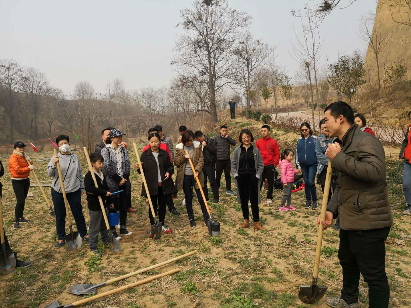 中原聯創組織開展植樹踏青活動 中原聯創組織開展植樹踏青活動