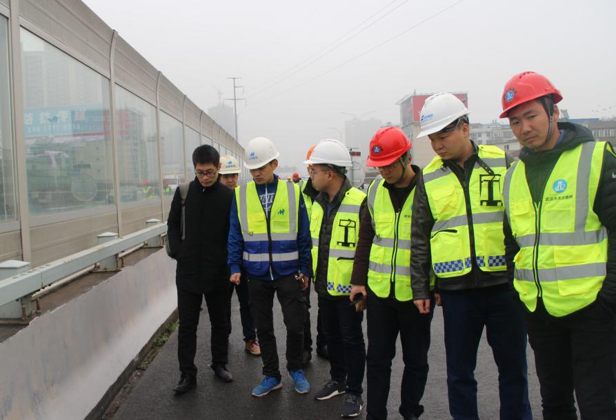 軍運會重要接待線路應(yīng)急修復(fù)工程 砼護欄涂裝試驗段順利驗收 軍運會重要接待線路應(yīng)急修復(fù)工程 砼護欄涂裝試驗段順利驗收