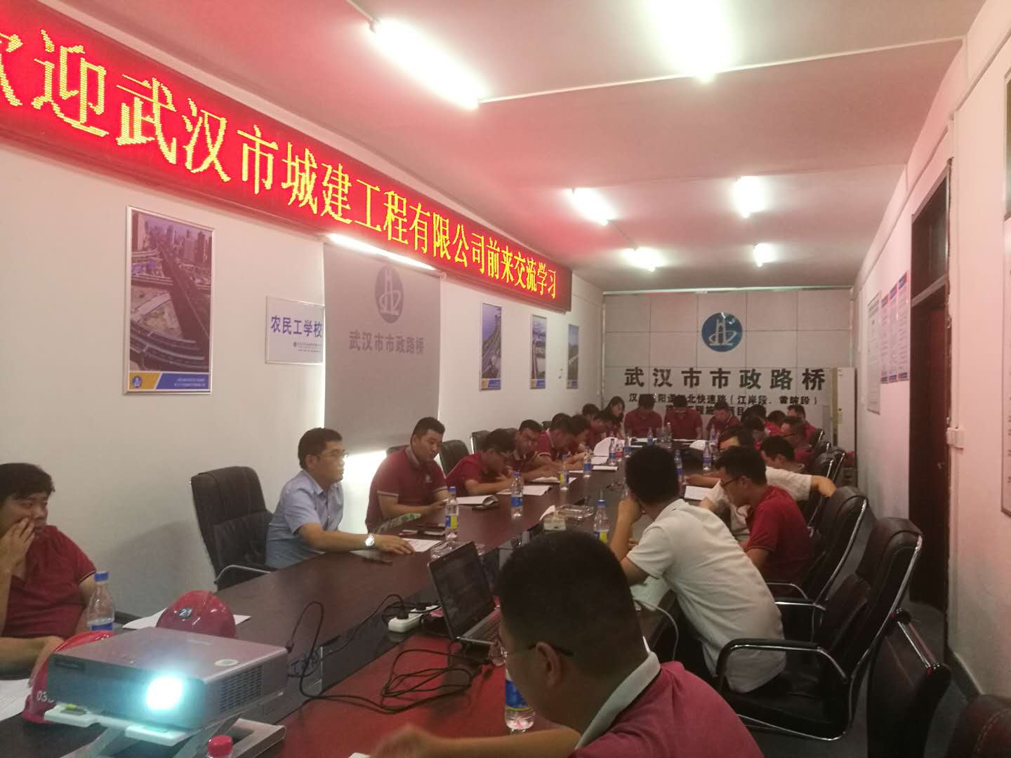 城建公司技術(shù)人員到江北快速路路面工程 交流學(xué)習(xí)水穩(wěn)施工 城建公司技術(shù)人員到江北快速路路面工程 交流學(xué)習(xí)水穩(wěn)施工