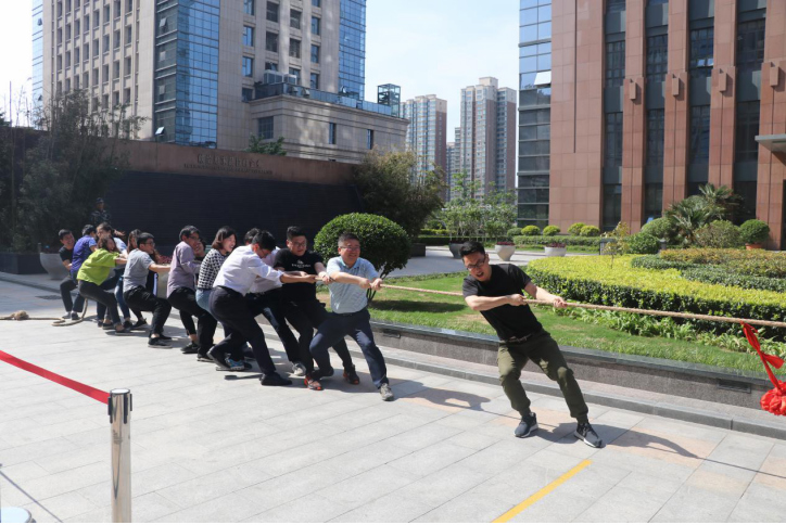 中原聯(lián)創(chuàng)舉辦慶“五一”拔河比賽 中原聯(lián)創(chuàng)舉辦慶“五一”拔河比賽