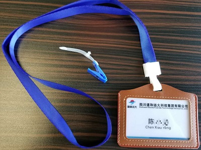 規(guī)范管理 集團總部員工實行“掛牌”服務(wù) 規(guī)范管理 集團總部員工實行“掛牌”服務(wù)