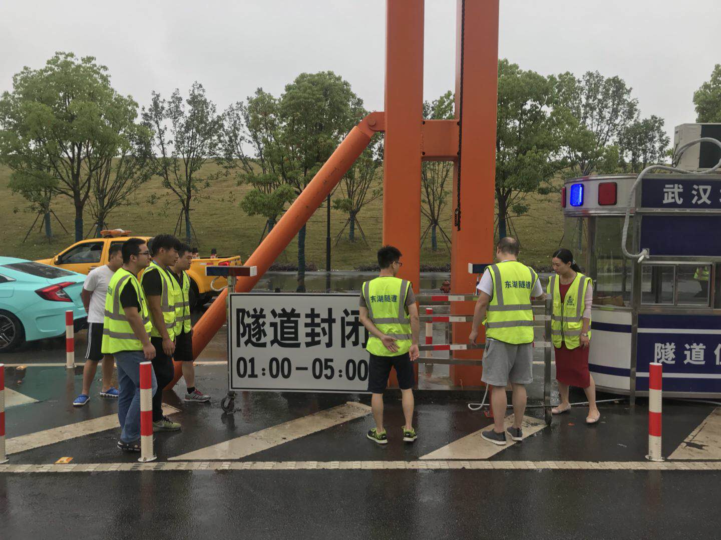 東湖隧道運(yùn)營(yíng)管理部組織封道器、崗?fù)さ扰涮自O(shè)施驗(yàn)收工作 東湖隧道運(yùn)營(yíng)管理部組織封道器、崗?fù)さ扰涮自O(shè)施驗(yàn)收工作