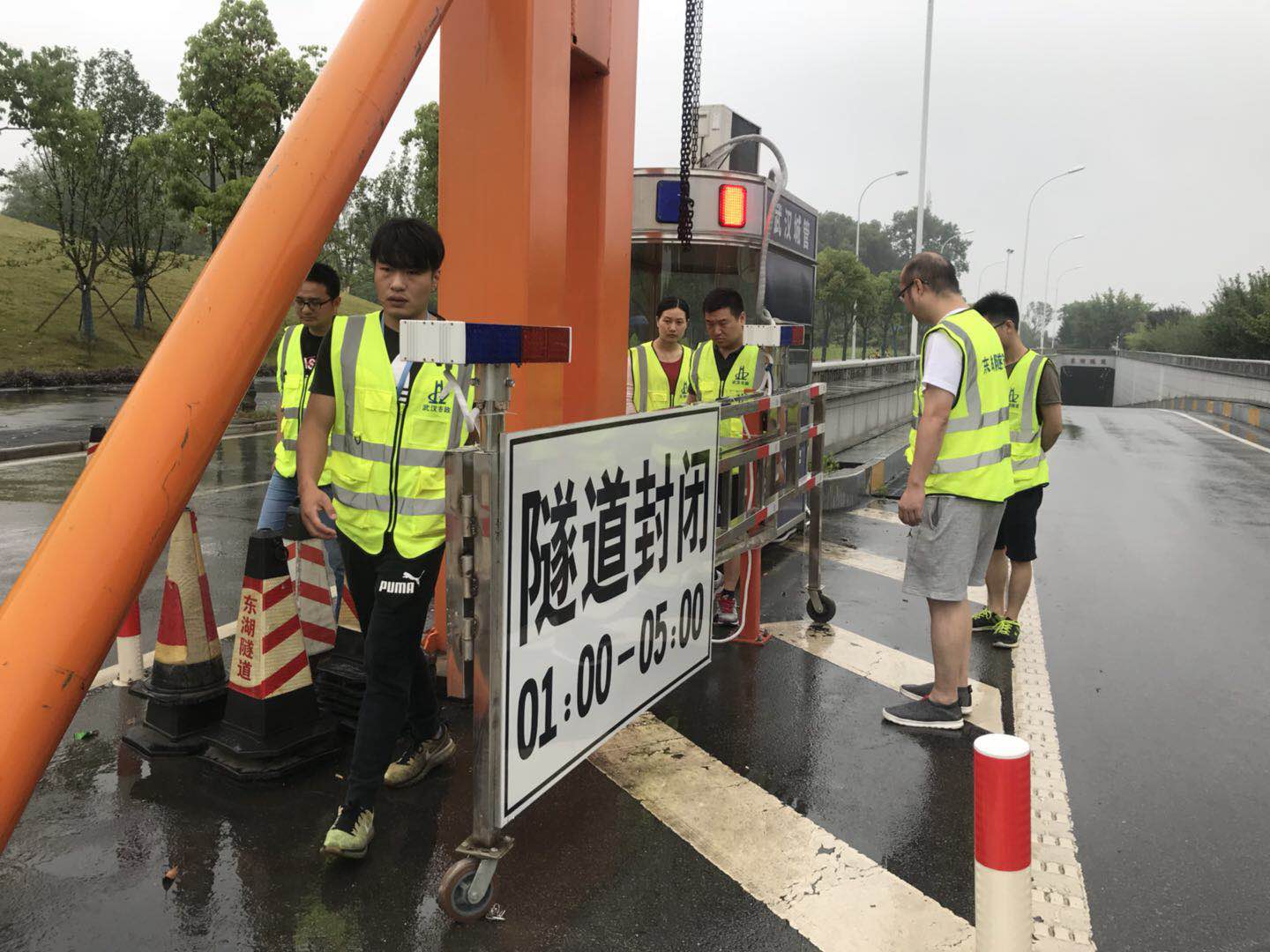 東湖隧道運(yùn)營(yíng)管理部組織封道器、崗?fù)さ扰涮自O(shè)施驗(yàn)收工作 東湖隧道運(yùn)營(yíng)管理部組織封道器、崗?fù)さ扰涮自O(shè)施驗(yàn)收工作