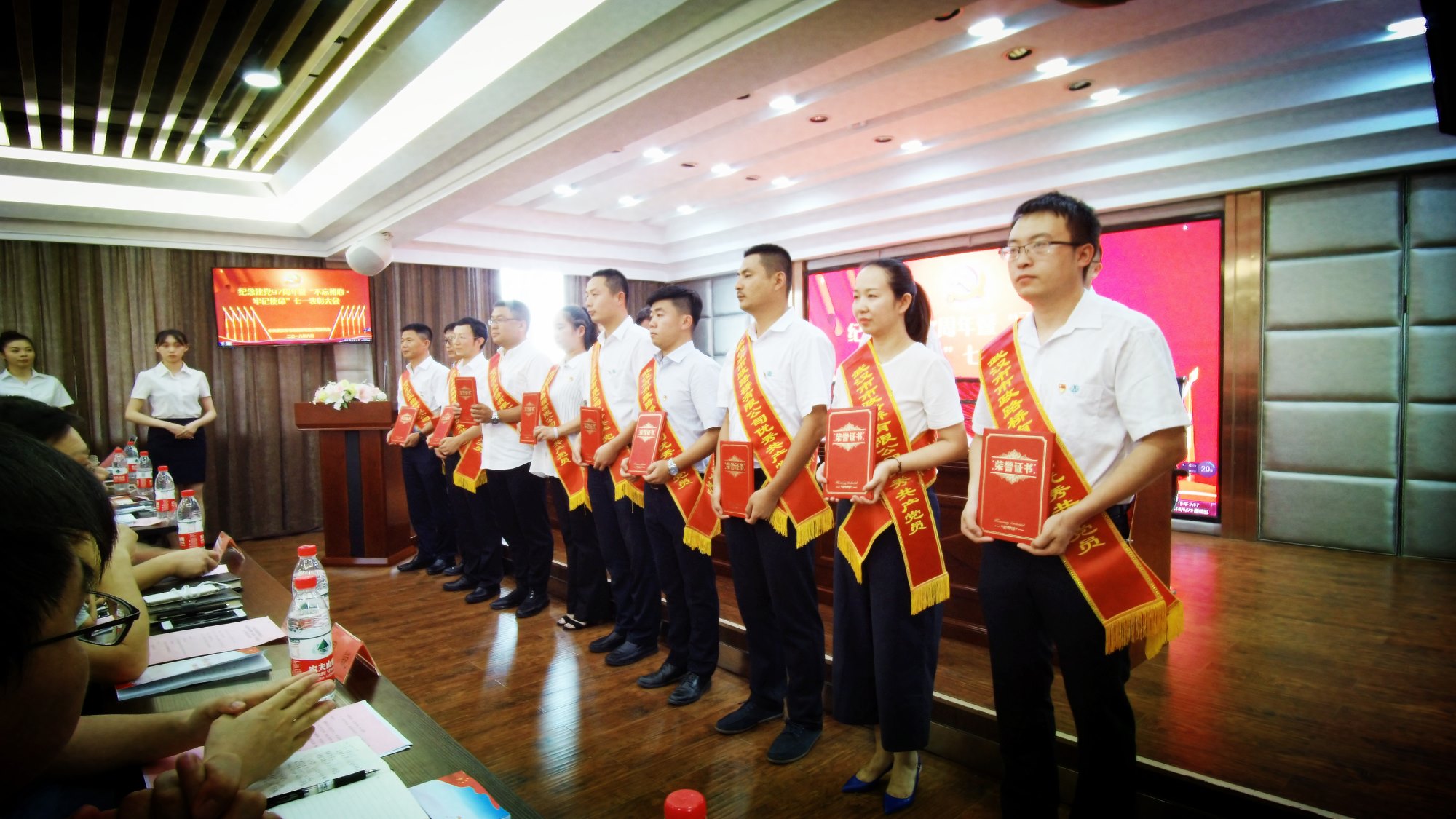 公司紀(jì)念建黨97周年暨“不忘初心·牢記使命”七一表彰大會(huì)順利召開 公司紀(jì)念建黨97周年暨“不忘初心·牢記使命”七一表彰大會(huì)順利召開