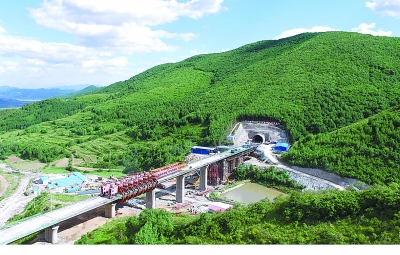 京張高鐵青羊溝大橋主體完工