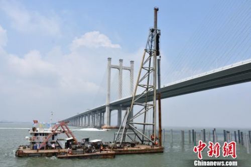 泉州灣跨海大橋旁 國(guó)內(nèi)首座跨海高鐵大橋啟動(dòng)海上施工 泉州灣跨海大橋旁 國(guó)內(nèi)首座跨海高鐵大橋啟動(dòng)海上施工